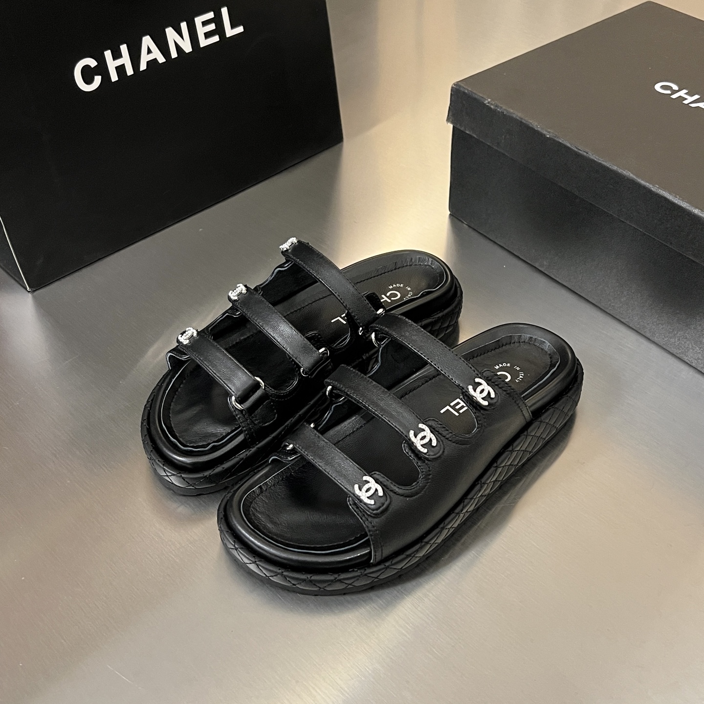 NO:234402,CHANEL*2025 Xiaoxiang classic spring and summer new three-belt rhinestone double C Velcro slippers Spring and summer matching artifact Double Velcro design is convenient to adjust the exquisite embellishment of rhinestone double C. The feet look very white, fashionable and versatile and elegant. Almost everyone in the celebrity has a pair of them, a classic for thousands of years. New colors are produced every year, and the feet feel light and comfortable. It is not heavy at all. Color black, white, silver, gold, beige, apricot, 35-40. Factory spot supply, slippers, chanel, slippers19860909CHANEL*2025 小香经典春夏新款三带水钻双C魔术贴拖鞋 春夏搭配神器 双魔术贴设计方便调节穿着水钻双C精致的小点缀 上脚非常显白 时尚百搭优雅 明星网红几乎人手一双,万年经典 每年都会出新色,脚感轻便舒适一点都不重 颜色黑色 白色 银色 金色 米色 杏色 码数35-40 工厂现货供应,拖鞋,chanel,slippers,Women's Shoes