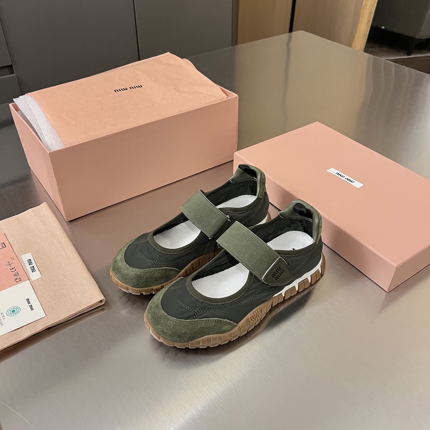 NO:222259,MiuMiu Miu's new spring and summer ballet flats are coming in full comfort, beautiful and easy to wear, easy to wear, easy to match, easy to match, bold and avant-garde design, Miu Miu style is integrated into the simple lines of this thick-soled canvas sneaker, the unique logo is decorated on the tongue and back of the shoe, embellished with retro design, adding iconic elements!  Thick sole design defines avant-garde modern style. Original custom fabric. Original custom fabric. Original custom cowhide. Original custom cowhide. Original open mold. Anti-slip rubber outsole. Size 35-40. Colors. Off-white. Black. Gray. Yellow. Military green. Ballet shoes. Miumiu. Flats. Sneakers. Cowhide.19860909MiuMiu缪缪2025春夏新款芭蕾舞平底鞋火火来袭上脚舒适度拉满 好看好穿又轻便 随意搭配 筒约又高级,大胆前卫的设计,Miu Miu风格融于此款厚底帆布运动鞋的简约线条,别致徽标饰于鞋舌与背面,点缀复古设计,平添标志性元素！厚底设计定义前卫的现代风格 面料原版定制布料牛反绒  内里原版定制牛皮里 鞋底原版开模防滑橡胶大底 码数35-40 颜色米白色 黑色 灰色 黄色 军绿色,芭蕾舞鞋,miumiu,flats,sneakers,cowhide,Women's Shoes