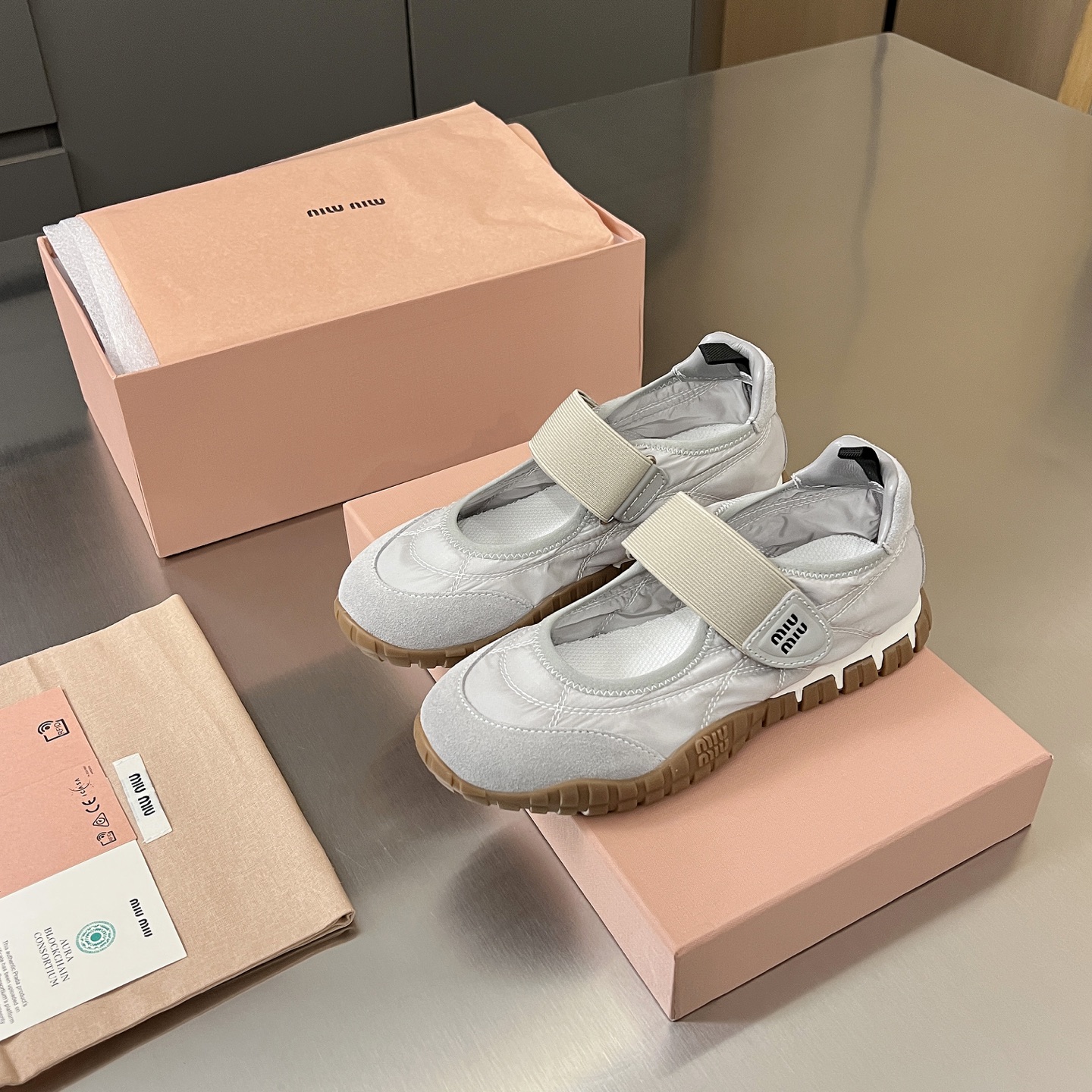 NO:222252,MiuMiu Miu's new spring and summer ballet flats are coming in full comfort, beautiful and easy to wear, easy to wear, easy to match, easy to match, bold and avant-garde design, Miu Miu style is integrated into the simple lines of this thick-soled canvas sneaker, the unique logo is decorated on the tongue and back of the shoe, embellished with retro design, adding iconic elements!  Thick sole design defines avant-garde modern style. Original custom fabric. Original custom fabric. Original custom cowhide. Original custom cowhide. Original open mold. Anti-slip rubber outsole. Size 35-40. Colors. Off-white. Black. Gray. Yellow. Military green. Ballet shoes. Miumiu. Flats. Sneakers. Cowhide.19860909MiuMiu缪缪2025春夏新款芭蕾舞平底鞋火火来袭上脚舒适度拉满 好看好穿又轻便 随意搭配 筒约又高级,大胆前卫的设计,Miu Miu风格融于此款厚底帆布运动鞋的简约线条,别致徽标饰于鞋舌与背面,点缀复古设计,平添标志性元素！厚底设计定义前卫的现代风格 面料原版定制布料牛反绒  内里原版定制牛皮里 鞋底原版开模防滑橡胶大底 码数35-40 颜色米白色 黑色 灰色 黄色 军绿色,芭蕾舞鞋,miumiu,flats,sneakers,cowhide,Women's Shoes