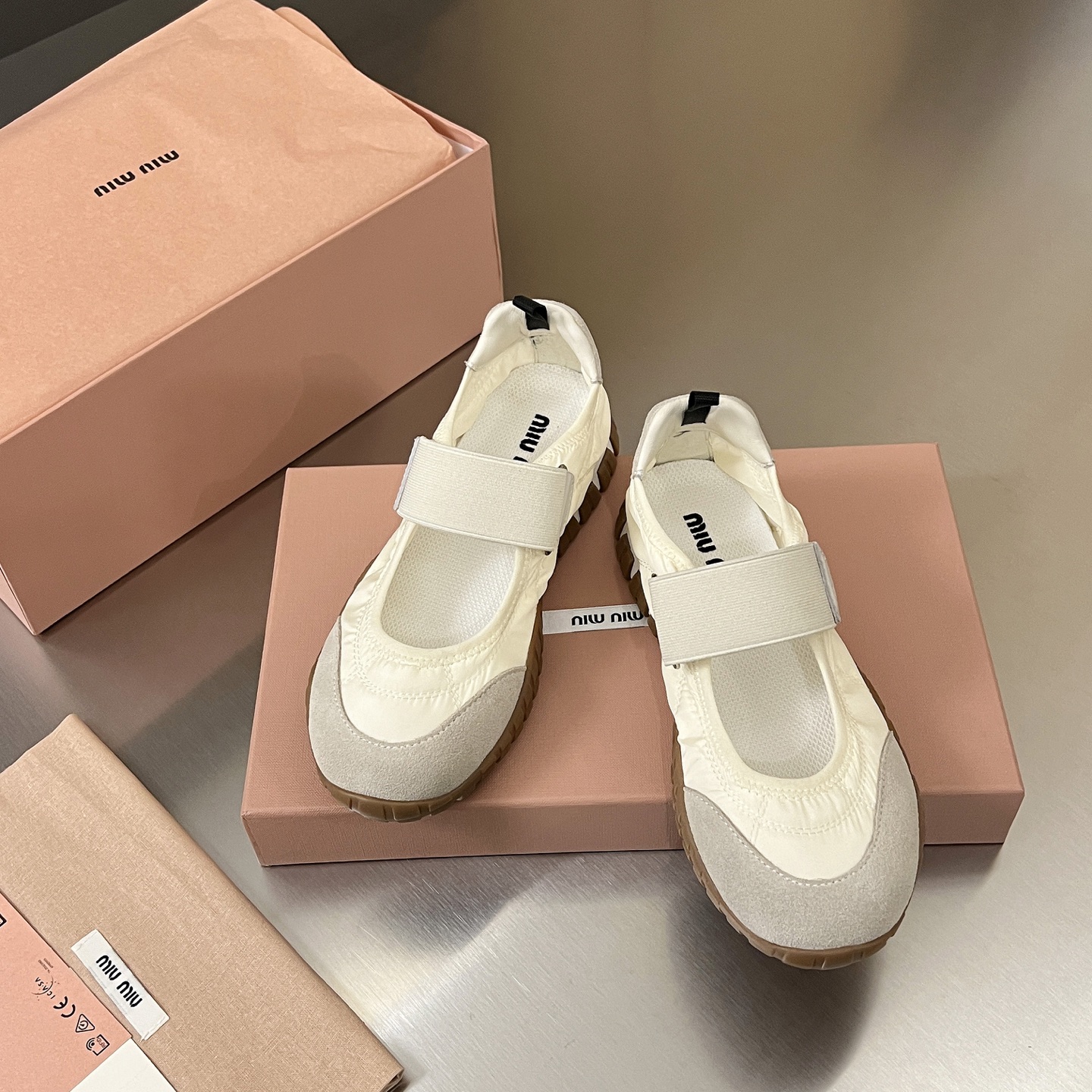 NO:648545,MiuMiu's new ballet shoe style is finally here. The moment you put it on, your feet are wrapped in comfort. They are light and soft. Walking is like walking on clouds. The minimalist design is full of high-end. The thick-soled shoe shape outlines modern lines. The tongue and heel are decorated with classic logos. Retro elements and contemporary aesthetics are perfectly blended. You can wear effortless chic with any combination. This is what a miumiu girl should look like #miumiu ballet shoes #niche design sense #high-end sense of wear #daily outing essentials  Fabric Original custom-made cow suede Lining Original custom-made cowhide lining Original open-molded non-slip rubber outsole Size 35-40 Color Off-white Black Gray Yellow Army green, casual shoes/sports shoes, miumiu, sneakers, cowhide19860909MiuMiu新款芭蕾舞鞋风终于吹来了上脚一瞬间就被舒适感包裹 轻便又柔软 走路像踩在云朵上 极简设计却处处透着高级感 厚底鞋型勾勒现代摩登线条 鞋舌与后跟点缀经典徽标 复古元素与当代美学完美交融 随便搭配都能穿出 effortless chic 这才是miumiu女孩该有的样子呀 #miumiu芭蕾鞋 #小众设计感 #高级感穿搭 #日常出街必备 面料原版定制布料牛反绒  内里原版定制牛皮里 鞋底原版开模防滑橡胶大底 码数35-40 颜色米白色 黑色 灰色 黄色 军绿色,休闲鞋/运动鞋,miumiu,sneakers,cowhide,Women's Shoes