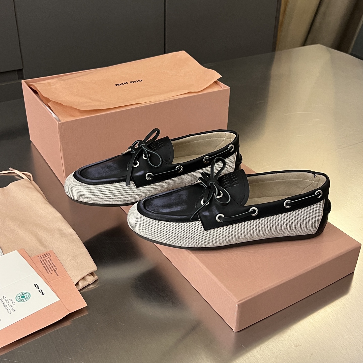 NO:390581,2025 [MiuMiu] Spring and summer fabric and cowhide color retro loafers, a must-have item for spring and summer outfits. The upper adopts a custom retro color polishing process on the cowhide head layer cowhide, making the whole pair of shoes reveal casualness and freedom. The upper adopts a simple lace-up bow design, and the whole pair of shoes becomes agile in an instant. The lazy person pedals and styling is convenient, quick and casual when going out. The molded rubber sole is soft, light and non-slip and wear-resistant size35-40 Color black white brown, loafers semi-travel, miumiu, loafers, cowhide198609092025【MiuMiu】春夏织物与牛皮革擦色复古乐福鞋,春夏穿搭必备单品 鞋面采用定制复古擦色头层牛皮上复古的做旧擦色工艺,使整双鞋都透露着随性和洒脱,鞋面采用简约系带蝴蝶结设计,一瞬间整双鞋灵动了起来 懒人一脚蹬设计,出门方便快捷随意凹造型 开模橡胶大底,柔软轻便还防滑耐磨 size35-40 颜色黑色 白色 棕色,乐福鞋半拖,miumiu,loafers,cowhide,Women's Shoes