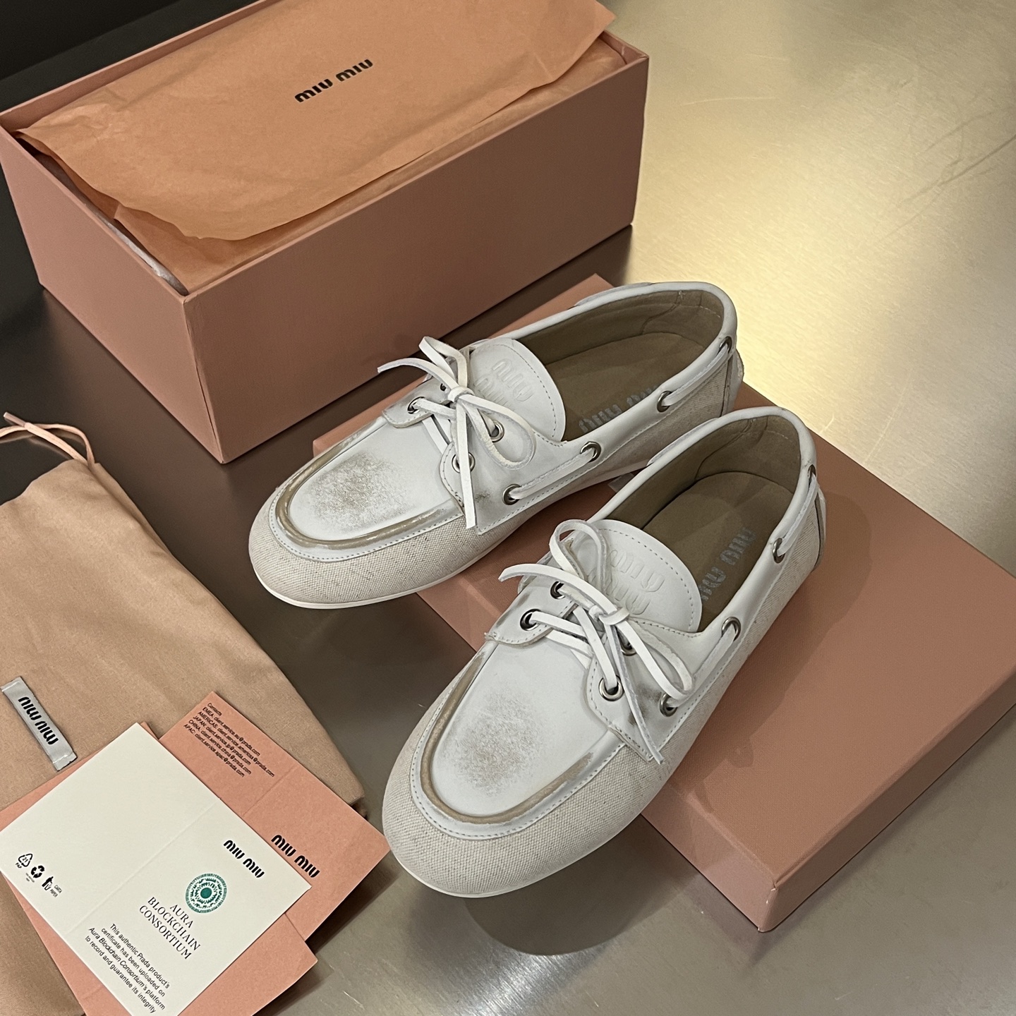 NO:390576,2025 [MiuMiu] Spring and summer fabric and cowhide color retro loafers, a must-have item for spring and summer outfits. The upper adopts a custom retro color polishing process on the cowhide head layer cowhide, making the whole pair of shoes reveal casualness and freedom. The upper adopts a simple lace-up bow design, and the whole pair of shoes becomes agile in an instant. The lazy person pedals and styling is convenient, quick and casual when going out. The molded rubber sole is soft, light and non-slip and wear-resistant size35-40 Color black white brown, loafers semi-travel, miumiu, loafers, cowhide198609092025【MiuMiu】春夏织物与牛皮革擦色复古乐福鞋,春夏穿搭必备单品 鞋面采用定制复古擦色头层牛皮上复古的做旧擦色工艺,使整双鞋都透露着随性和洒脱,鞋面采用简约系带蝴蝶结设计,一瞬间整双鞋灵动了起来 懒人一脚蹬设计,出门方便快捷随意凹造型 开模橡胶大底,柔软轻便还防滑耐磨 size35-40 颜色黑色 白色 棕色,乐福鞋半拖,miumiu,loafers,cowhide,Women's Shoes