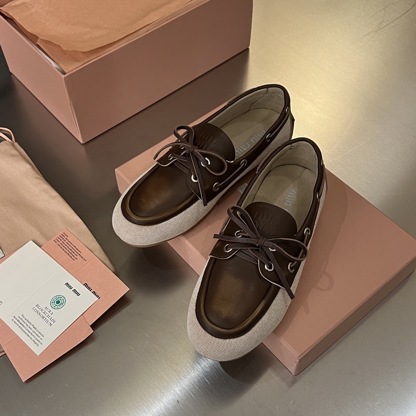 NO:390588,2025 [MiuMiu] Spring and summer fabric and cowhide color retro loafers, a must-have item for spring and summer outfits. The upper adopts a custom retro color polishing process on the cowhide head layer cowhide, making the whole pair of shoes reveal casualness and freedom. The upper adopts a simple lace-up bow design, and the whole pair of shoes becomes agile in an instant. The lazy person pedals and styling is convenient, quick and casual when going out. The molded rubber sole is soft, light and non-slip and wear-resistant size35-40 Color black white brown, loafers semi-travel, miumiu, loafers, cowhide198609092025【MiuMiu】春夏织物与牛皮革擦色复古乐福鞋,春夏穿搭必备单品 鞋面采用定制复古擦色头层牛皮上复古的做旧擦色工艺,使整双鞋都透露着随性和洒脱,鞋面采用简约系带蝴蝶结设计,一瞬间整双鞋灵动了起来 懒人一脚蹬设计,出门方便快捷随意凹造型 开模橡胶大底,柔软轻便还防滑耐磨 size35-40 颜色黑色 白色 棕色,乐福鞋半拖,miumiu,loafers,cowhide,Women's Shoes