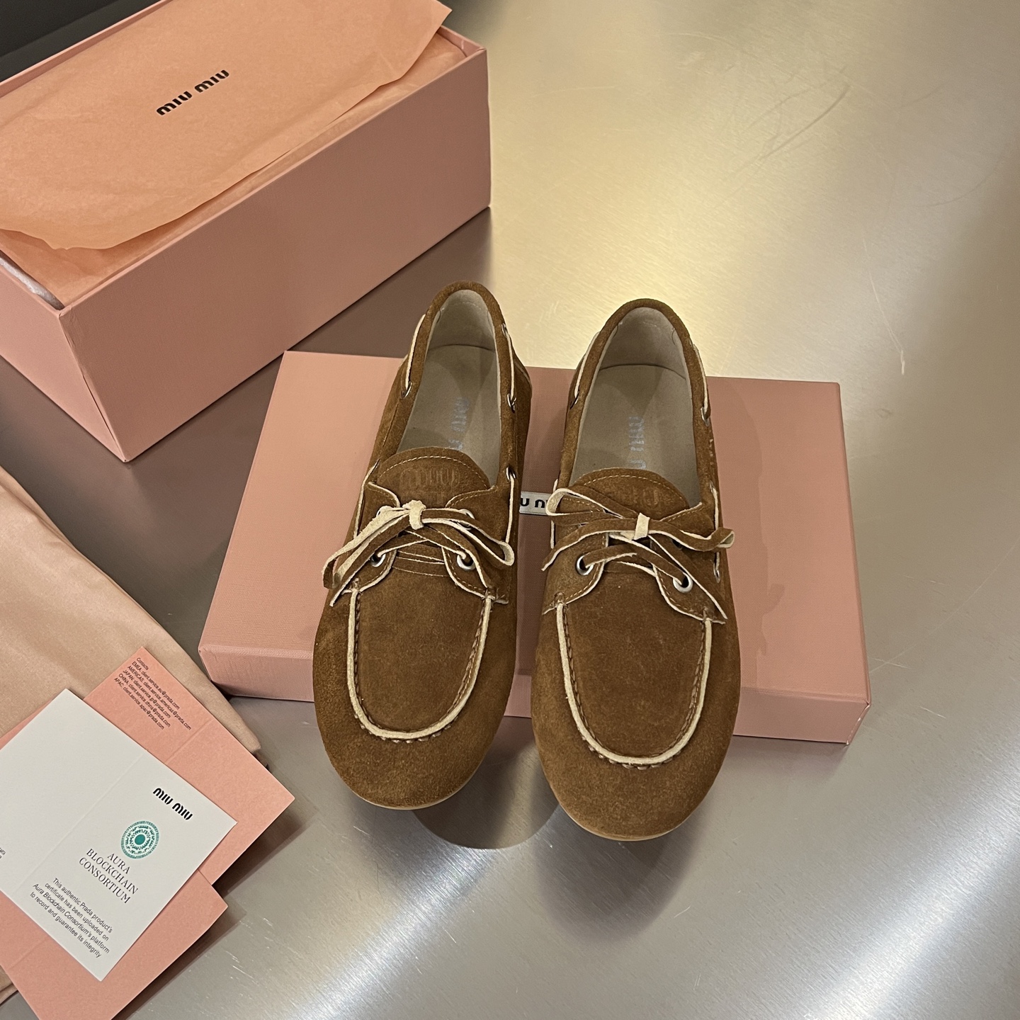 NO:390596,2025 [MiuMiu] New retro loafers in early spring show are coming, a must-have item for early spring outfits. The upper adopts a custom retro color polishing process on the cowhide cowhide, making the whole pair of shoes reveal casualness and freedom. The upper adopts a simple lace-up bow design, and the whole pair of shoes becomes agile in an instant. The lazy person pedals and styling is convenient, quick and easy when going out. The molded rubber sole is soft, light and non-slip and wear-resistant size35-40 Color black white brown, loafers semi-travel, miumiu, loafers, cowhide198609092025【MiuMiu】早春走秀新款擦色复古乐福鞋火爆来袭,早春穿搭必备单品 鞋面采用定制复古擦色头层牛皮上复古的做旧擦色工艺,使整双鞋都透露着随性和洒脱,鞋面采用简约系带蝴蝶结设计,一瞬间整双鞋灵动了起来 懒人一脚蹬设计,出门方便快捷随意凹造型 开模橡胶大底,柔软轻便还防滑耐磨 size35-40 颜色黑色 白色 棕色,乐福鞋半拖,miumiu,loafers,cowhide,Women's Shoes