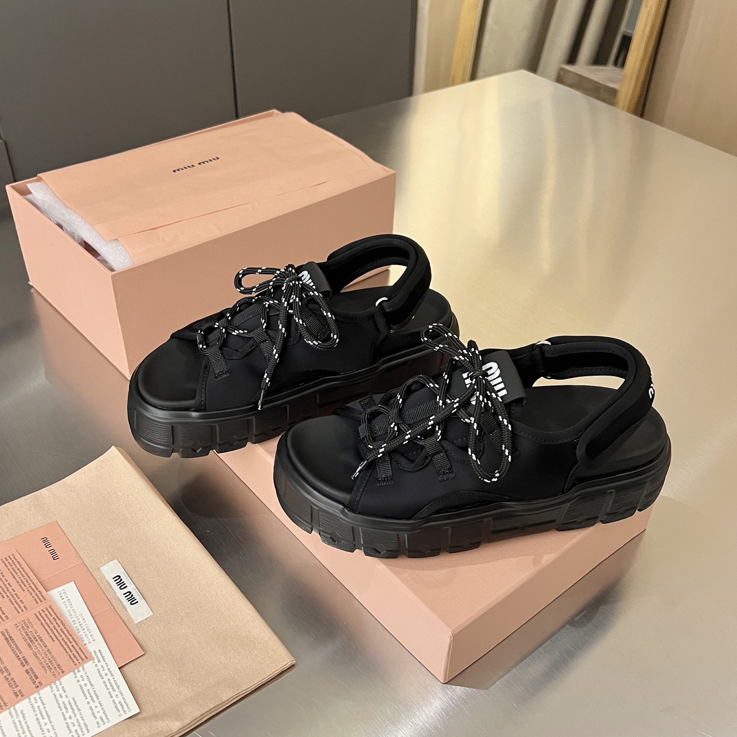 NO:391993,MiuMiu 2025 summer new strap girl-style sponge cake thick-soled Velcro sandals, fashionable and versatile, increase height and make your legs look longer, super lightweight on the feet [Wow] Miumiu brand exclusive shoelaces matched with miu logo small brand, full of upper design, the heel logo adopts the original 11 convex drip glue process, original fabric 11 lycra, outsole EVA foaming sole, ultra lightweight, size 35-40, color black and gray, factory supply, sandals, miumiu, sandals19860909MiuMiu 2025夏季新款绑带少女风松糕厚底魔术贴凉鞋 时尚百搭爆款 增高显瘦显腿长 上脚超轻便[哇] miumiu品牌专属鞋带搭配miu logo小名牌 鞋面设计感满满 后跟logo采用原版11凸感滴胶工艺  面料原版11莱卡 大底EVA发泡大底 超轻便 码数35-40 颜色黑色灰色 工厂现货供应,凉鞋,miumiu,sandals,Women's Shoes