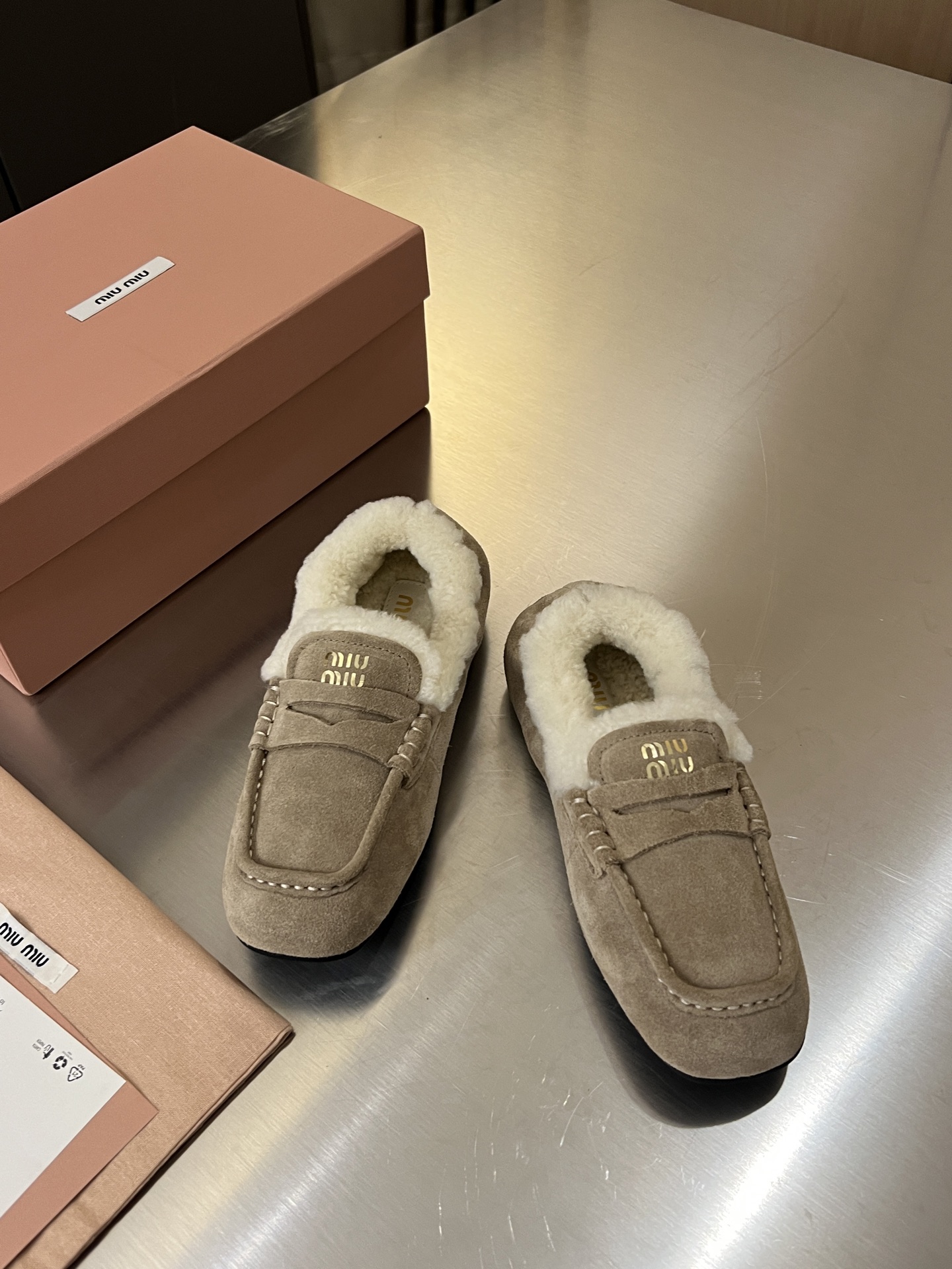 NO:629758,[Miu Miu] 2025 autumn and winter new lamb wool loafers. The original 1:1 development hits all versions on the market. A favorite of European and American celebrities and internet celebrities. European imported A-grade wool. Same as the original version. All shoes are made of pure wool. The upper and foot logo are made of mixed sheepskin. The original 11-molded rubber outsole is wear-resistant and non-slip. Code number: 35-40 (41 is custom-made and cannot be returned or exchanged). Chestnut sand color  Walnut color,loafers,shoes,miumiu,loafers,sheepskin19860909【Miu Miu】2025秋冬新款 羊羔毛乐福鞋 原版1:1开发秒杀市场一切版本欧美名媛明星、网红的大爱款 欧洲进口A级羊毛 与原版一致满鞋全部采用纯羊毛 鞋面和垫脚logo采用混种羊皮 原版11开模橡胶大底 耐磨防滑 码数:35-40（41定做不退换） 栗色沙色 胡桃木色,乐福鞋毛毛鞋,miumiu,loafers,sheepskin,Women's Shoes