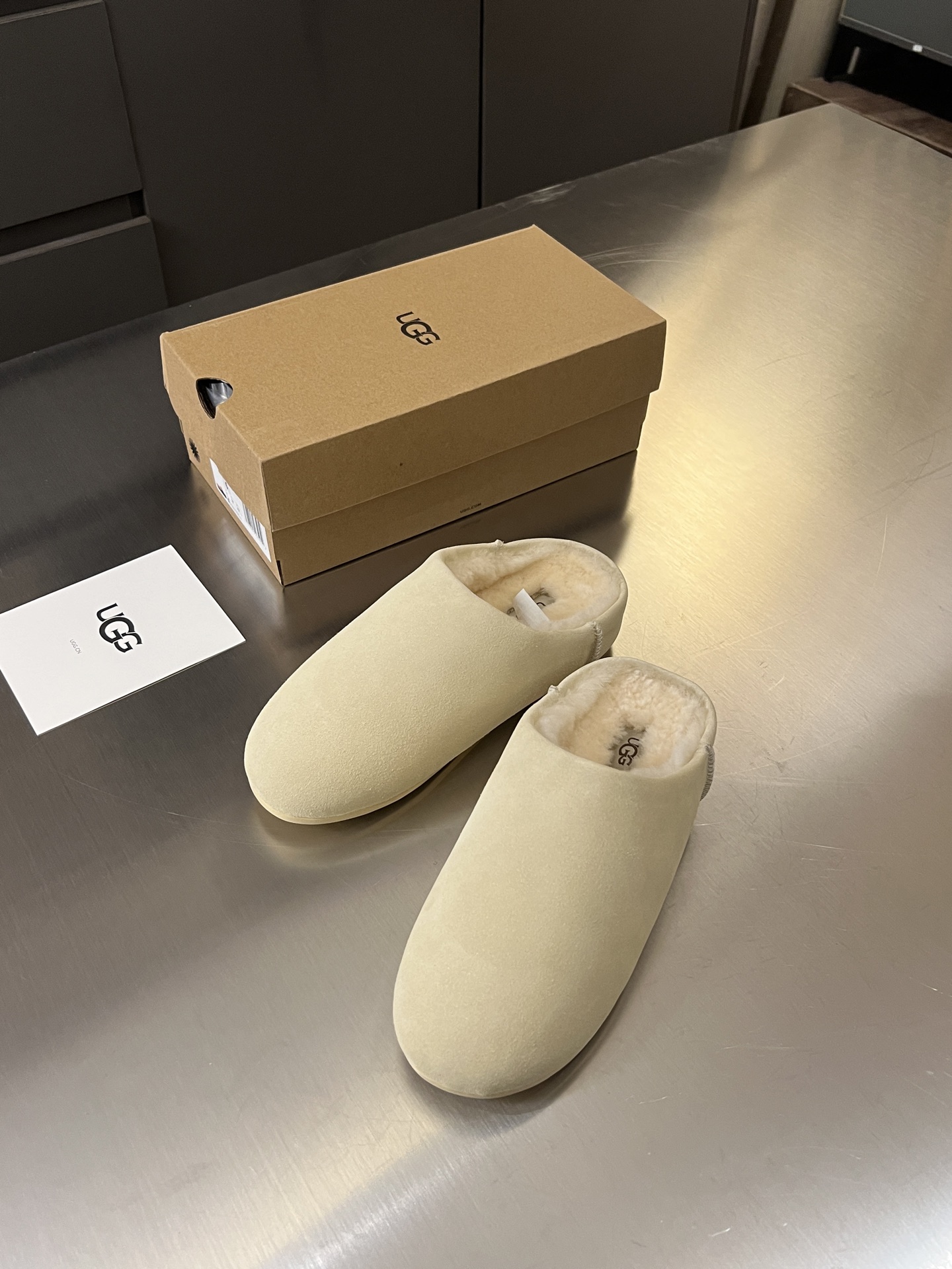 NO:466783,UGG 2025 autumn new style, star-like light mouth casual and lightweight one-legged lazy shoes, Elia slippers new series, lightweight rubber thin sole, light and fashionable, half support, one-legged one-legged easy to unlock loose foot feeling, classic fur matched with 10mm wool lining, shoe insole UGG hot embossed brand logo, full texture, color black maroon light butter, Size35-40, factory spot supply, half drag19860909UGG 2025秋季新款 明星同款浅口休闲轻薄一脚蹬包头懒人鞋 埃莱亚便鞋新生系列  轻便橡胶薄底时刻轻盈时髦半托一脚蹬轻松解锁松弛脚感经典翻毛皮搭配10毫米羊毛里衬 鞋内底UGG热压花品牌徽标 质感满满 颜色黑色栗色浅黄油色 Size35-40  工厂现货供应,半拖,Women's Shoes