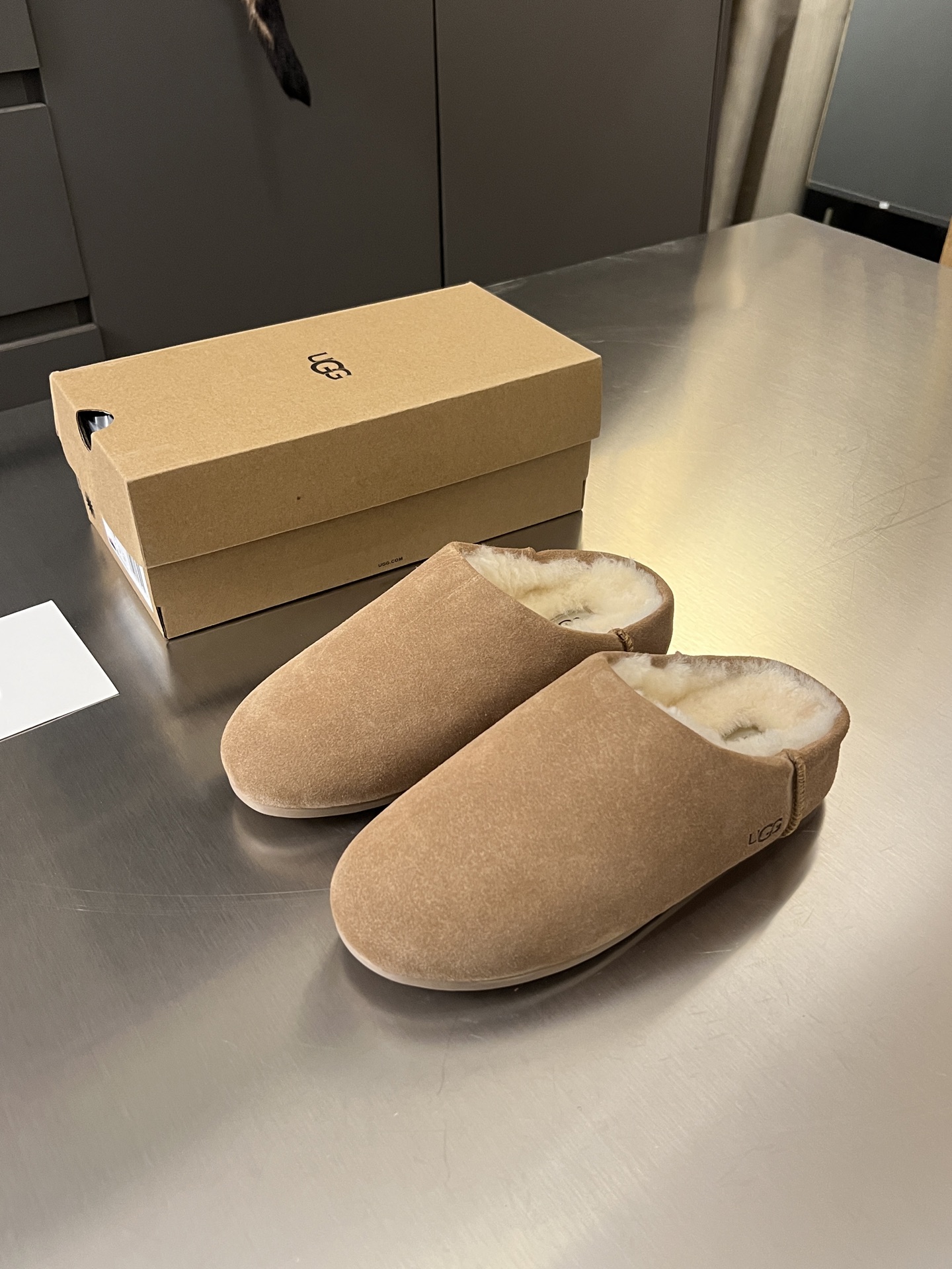 NO:466789,UGG 2025 autumn new style, star-like light mouth casual and lightweight one-legged lazy shoes, Elia slippers new series, lightweight rubber thin sole, light and fashionable, half support, one-legged one-legged easy to unlock loose foot feeling, classic fur matched with 10mm wool lining, shoe insole UGG hot embossed brand logo, full texture, color black maroon light butter, Size35-40, factory spot supply, half drag19860909UGG 2025秋季新款 明星同款浅口休闲轻薄一脚蹬包头懒人鞋 埃莱亚便鞋新生系列  轻便橡胶薄底时刻轻盈时髦半托一脚蹬轻松解锁松弛脚感经典翻毛皮搭配10毫米羊毛里衬 鞋内底UGG热压花品牌徽标 质感满满 颜色黑色栗色浅黄油色 Size35-40  工厂现货供应,半拖,Women's Shoes