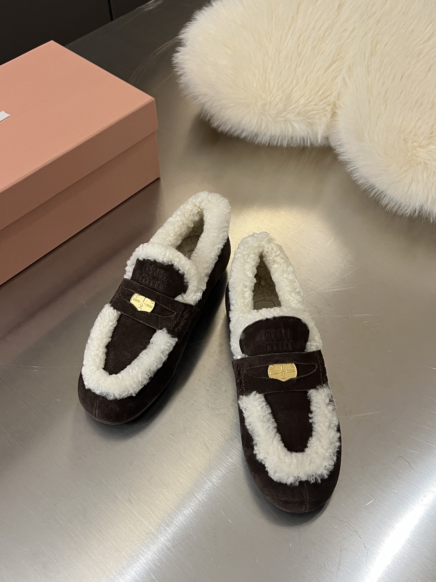 NO:653502,Autumn and winter series of coin loafers A flowing show A pair of breathing classics Soft as clouds Australian pure wool lining wraps every elegant departure Imported suede cowhide embossed with gold coin logo Shines low-key luxury in details The perfect balance of retro and modern From morning commute to afternoon date Giving the toes just the right amount of comfort and style Not just a gentle companion when driving, but also a walking work of art Wear-resistant rubber sole kisses the earth gently  Let every step be taken with a calm posture. The simple design hides thousands of thoughts. This is what MiuMiu girls know - there is no need to show off the sense of luxury. #miumiu2025秋winter #The ritual sense of loafers #Low-key luxury wear #Also be very elegant when driving 1. The fabric is original cow suede. 2. Sheep curls lining. 3. The outsole is original open-molded raw rubber outsole. 4. Color maroon, mustard seed color, peach wood color, green gray  5 size 35-40, loafers and half slippers, miumiu, loafers, cowhide19860909秋冬系列钱币款乐福鞋 一场流动的秀场 一双会呼吸的经典 柔软如云的澳大利亚纯羊毛内里 包裹每一次优雅启程 进口绒面牛皮糅合金币徽标压花 在细节处闪烁低调的奢华光芒 复古与现代的完美平衡 从晨间通勤到午后约会 赋予足尖恰到好处的舒适与格调 不仅仅是开车时的温柔陪伴 更是行走的艺术品 耐磨橡胶底轻吻大地 让每一步都踏出从容姿态 简约设计却暗藏万千心意 这正是MiuMiu女孩懂得的 ——高级感从来不必张扬 #miumiu2025秋冬 #乐福鞋的仪式感 #低调奢华穿搭 #开车也要很优雅 1面料原版牛反绒 2内里羊卷毛 3大底原版开模生胶大底 4颜色栗色 芥菜籽色桃木色 青灰色 5码数35-40,乐福鞋半拖,miumiu,loafers,cowhide,Women's Shoes