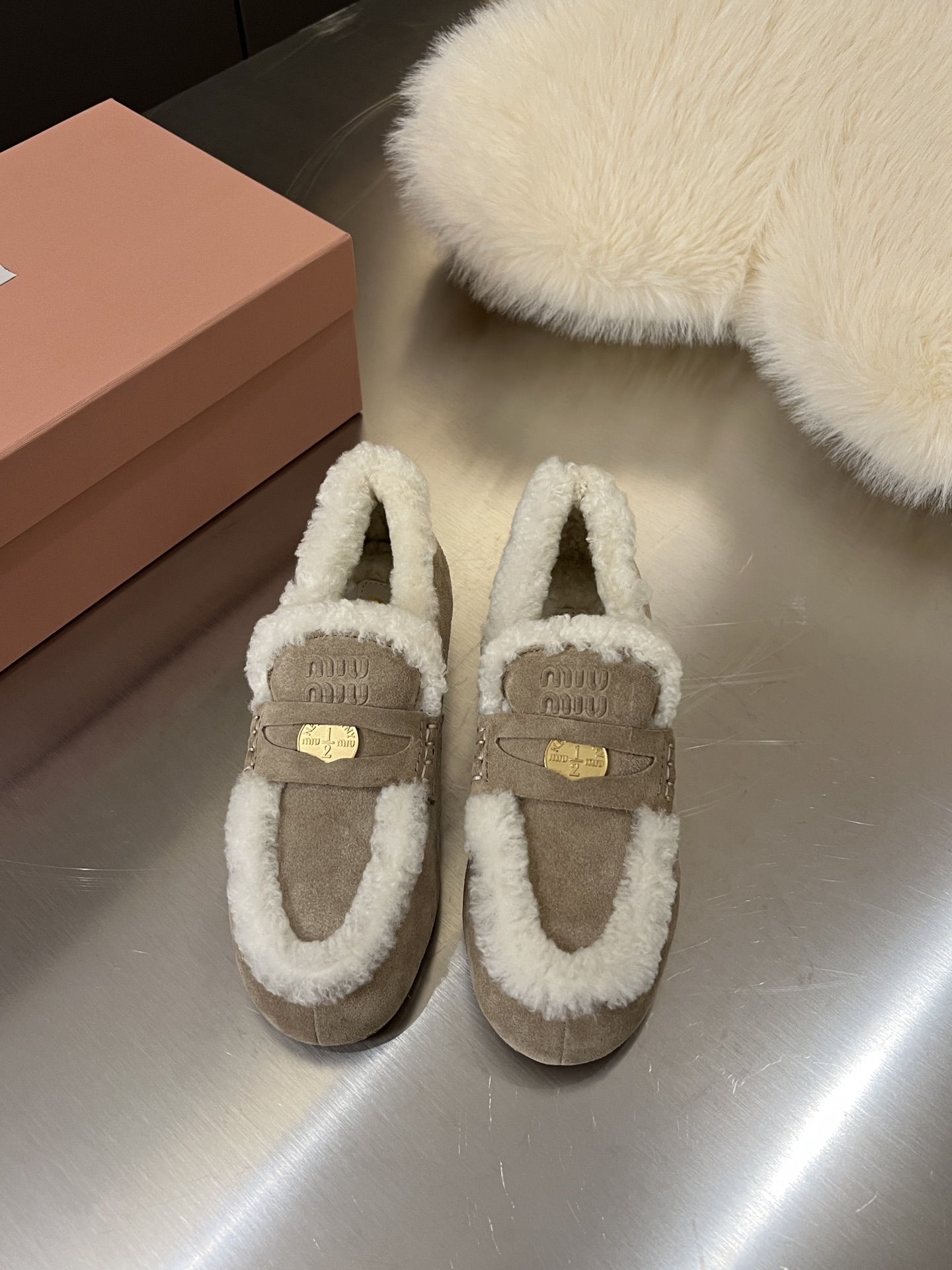 NO:491059,MiuMiu/Miu Miu 2025ss autumn and winter driving coin pure wool love bean shoes, new catwalk style, the gospel of the driving lady [love] retro fashion, simple and high-end, casually matched, very comfortable to wear [strong] The upper adopts gold coins and embossed logo to highlight the unique classic style, 1 fabric original beef reverse velvet 2 inner sheep curl 3 large sole original mold open-mold raw glue outsole 4 colors maroon mustard seed color peach wood color blue gray 5 size 35-40 factory spot supply, loafers semi-travel, miumiu, loafers19860909MiuMiu/缪缪2025ss秋冬驾车钱币款纯羊毛乐福豆豆鞋 走秀新款 开车小姐姐的福音[爱心]复古时尚 简约高级 随意搭配 上脚非常舒适[强] 鞋面采用金币和压花徽标logo彰显别具一格的经典格调, 1面料原版牛反绒 2内里羊卷毛 3大底原版开模生胶大底 4颜色栗色 芥菜籽色桃木色 青灰色 5码数35-40 工厂现货供应,乐福鞋半拖,miumiu,loafers,Women's Shoes