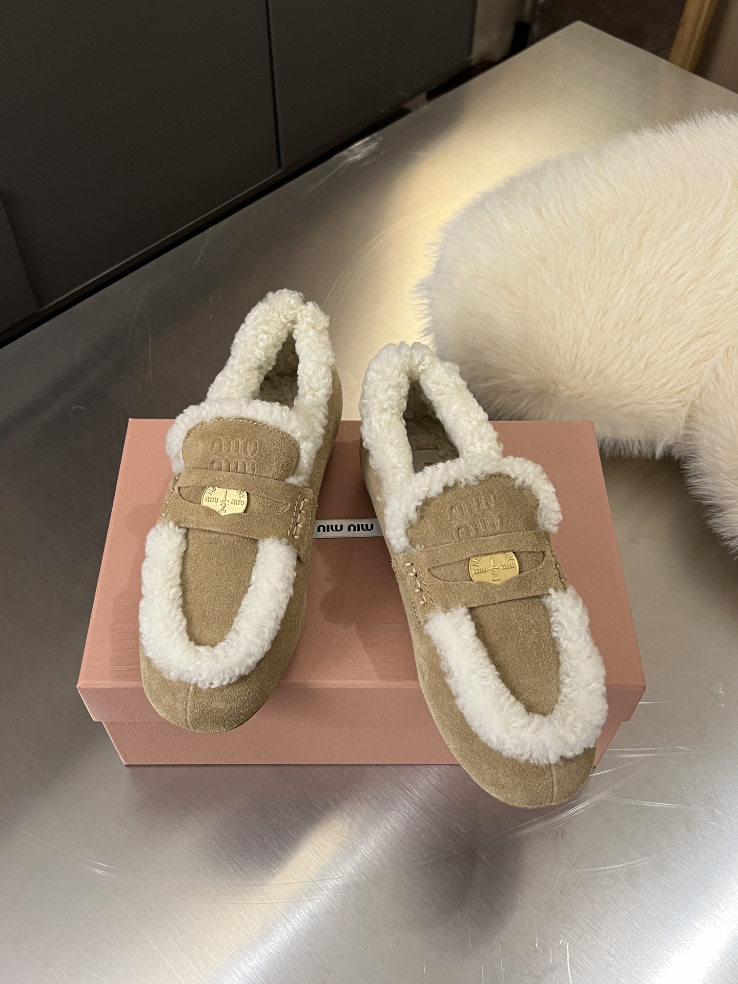 NO:467849,MiuMiu/MuMiu Ss autumn and winter driving coin pure wool love bean shoes, new catwalk style, the gospel of the driving lady [love] retro fashion, simple and high-end, casually matched, very comfortable to wear [strong] The upper uses gold coins and embossed logo to highlight the unique classic style, 1 fabric original beef reverse velvet 2 inner sheep curl 3 large sole original mold open-mold raw glue outsole 4 colors maroon mustard seed color peach wood color blue gray 5 size 35-40 factory supply, loafers fur shoes, miumiu, loafers19860909MiuMiu/缪缪ss秋冬驾车钱币款纯羊毛乐福豆豆鞋 走秀新款 开车小姐姐的福音[爱心]复古时尚 简约高级 随意搭配 上脚非常舒适[强] 鞋面采用金币和压花徽标logo彰显别具一格的经典格调, 1面料原版牛反绒 2内里羊卷毛 3大底原版开模生胶大底 4颜色栗色 芥菜籽色桃木色 青灰色 5码数35-40 工厂现货供应,乐福鞋毛毛鞋,miumiu,loafers,Women's Shoes