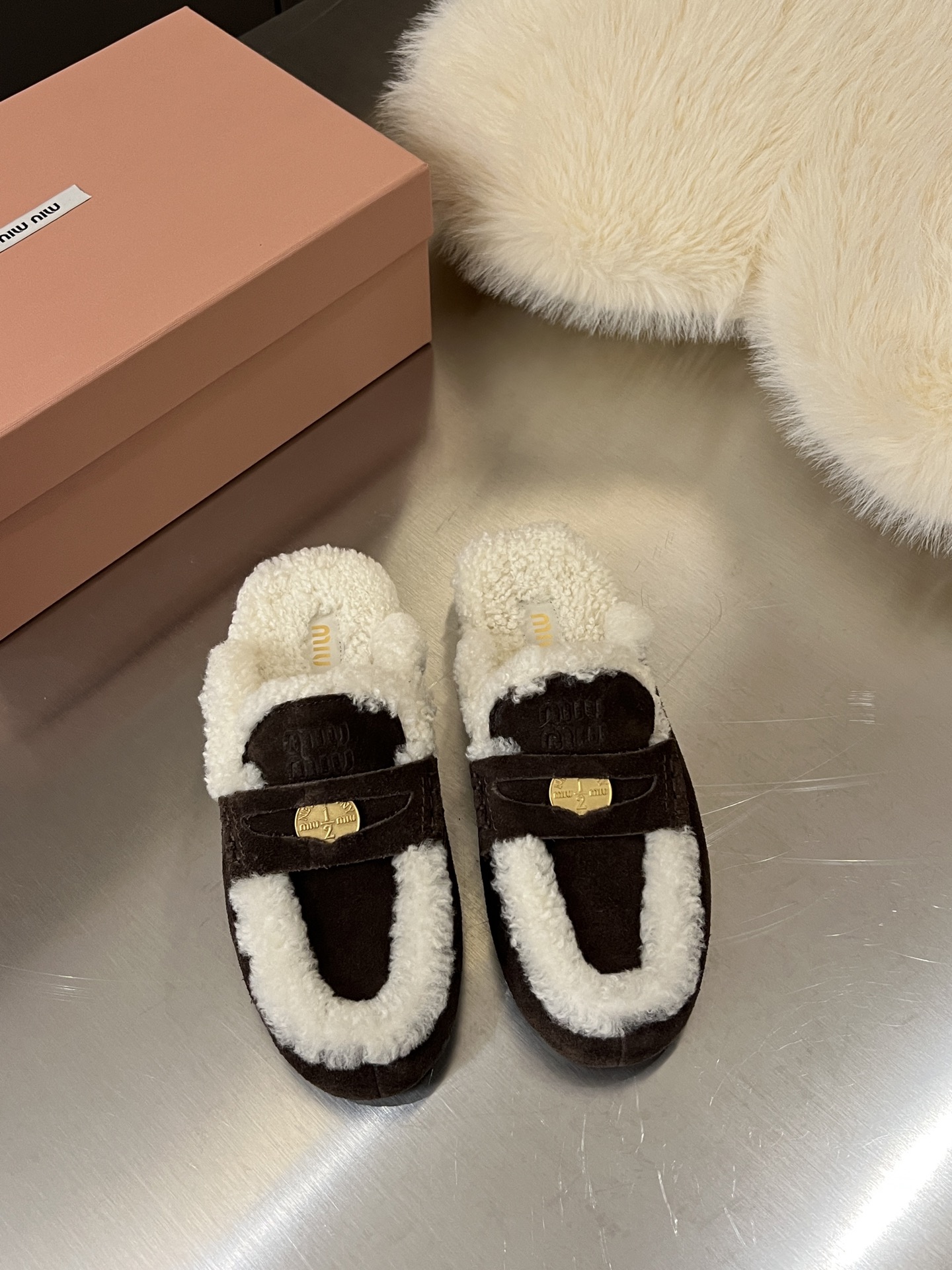 NO:653433,MiuMiu's autumn and winter atmosphere is directly full!  The same toe-toe slippers from the 2025 show are here ~ Imported suede cowhide meets Australian pure wool lining. Every step is as soft as stepping on the clouds. Retro gold coins and embossed logos embellish the upper. Every detail reveals high-end and classics. Whether it is paired with a coat or casual outfits, it is easy to wear with an effortless sense of fashion. Wear-resistant rubber sole, easy to wear without being squeamish. The laziness and elegance of going out in autumn and winter. This pair is for you #MIUMIU  #Autumn-Winter New Style #Loafers #Lazy and high-end 1 fabric original cow suede 2 lining sheep curly 3 outsole original molded raw rubber outsole 4 color chestnut mustard seed color peach wood color blue gray 5 size 35-40, loafers half-slip, miumiu, loafers, slippers, cowhide19860909MiuMiu秋冬氛围感直接拉满！ 2025秀场同款包头拖鞋来了～ 进口绒面牛皮邂逅澳洲纯羊毛内里 每一步都像踩在云端般柔软 复古金币与压花徽标点缀鞋面 细节处处透着高级与经典 无论是搭配大衣还是休闲装束 轻松穿出不费力的时髦感 耐磨橡胶底,好穿不娇气 秋冬出街的慵懒与优雅 这一双全给你 #MIUMIU #秋冬新款 #乐福鞋 #慵懒高级感 1面料原版牛反绒 2内里羊卷毛 3大底原版开模生胶大底 4颜色栗色 芥菜籽色桃木色 青灰色 5码数35-40,乐福鞋半拖,miumiu,loafers,slippers,cowhide,Women's Shoes