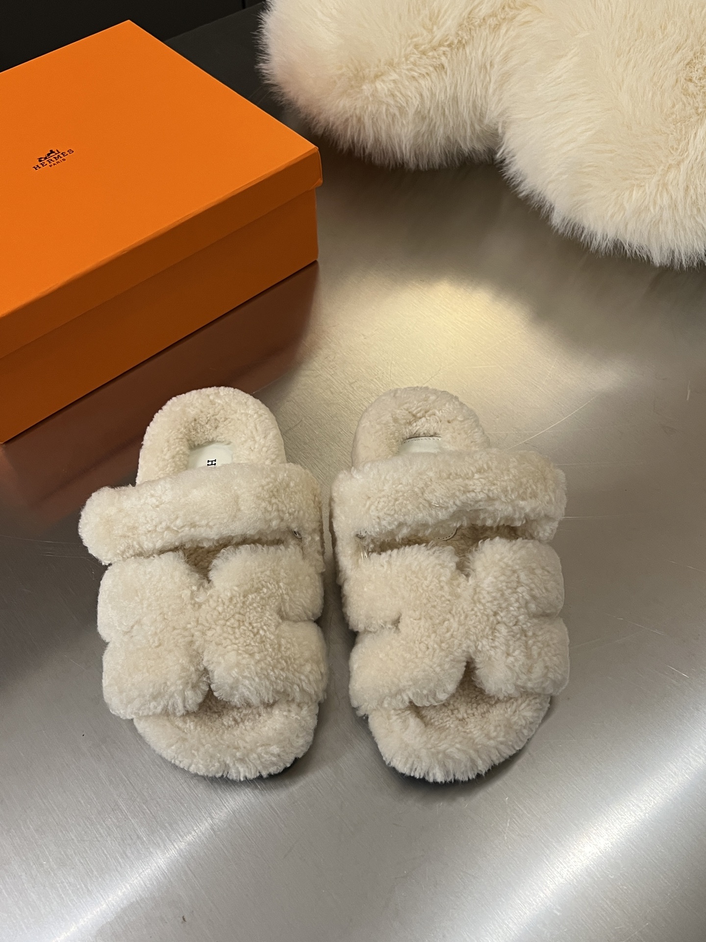 NO:564080,[HERMES] Hermès’ classic hot-selling Erjiu woolen slippers are now available. A must-have item for autumn and winter. Versatile and fashionable at home and out on the street. The colors are extremely colorful!  Walking Tuscany!  The TPR non-slip outsole is super light and super comfortable on the feet without any sense of restraint. The coffee I can’t stop drinking, the second uncle drags I can’t take off, go ahead!  Color Maroon Sand Light Gray Haze Blue Leather Black Size 35-40 (41 can be customized and non-returnable) Factory ready supply, furry shoes and slippers, hermes, hermes, slippers19860909【HERMES】爱马仕经典爆款二舅羊毛拖火爆来袭.秋冬穿搭必备单品 居家、出街百搭时尚超洋气 配色极其丰富多彩！行走的托斯卡纳风！TPR防滑大底超轻盈 上脚超舒适无束缚感 戒不掉的咖啡,脱不下的二舅拖,冲！ 颜色栗色 沙色 浅灰 雾霾蓝 皮面黑 码数35-40（41可订做不退换） 工厂现货供应,毛毛鞋拖鞋,hermes,hermes,slippers,Women's Shoes
