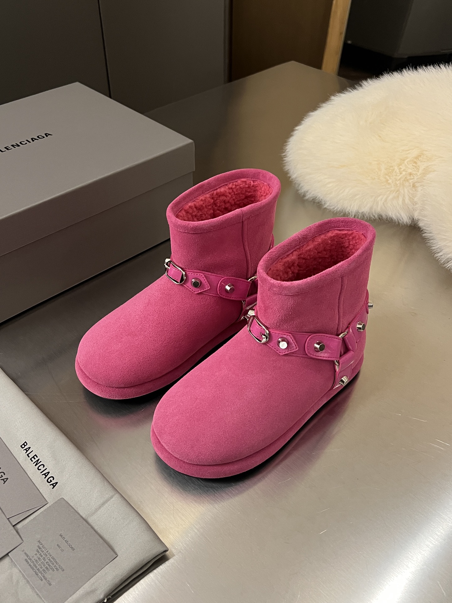 NO:629745,BALENCIAGA [Balenciaga] 2025 autumn and winter new belt buckle rivet snow boots are simply not too handsome. They are full of design and break the dull and bloated traditional snow boots. They are full of personality. The upper is made of mercerized cow suede fabric. It has a delicate and high-quality feel. The entire interior is made of pure wool. It is warm and comfortable. The rubber outsole is non-slip and wear-resistant. It adds a layer of safety locks for humid winters and feels safe when worn. Color: Maroon Black White Brown Pink Dark Coffee  Size35-40 factory ready stock, snow boots, balenciaga, balenciaga, boots19860909BALENCIAGA【巴黎世家】 2025秋冬新款皮带扣铆钉雪地靴 简直不要太帅 设计感满满打破传统雪地靴的沉闷臃肿个性十足 鞋面采用丝光牛反绒面料 细腻高级感拉满整个内里采用纯羊毛 保暖舒适橡胶大底防滑耐磨 给潮湿的冬季加上一层安全锁穿上安全感满满 颜色栗色 黑色 白色 棕色 粉色 深咖色 Size35-40  工厂现货供应,雪地靴,balenciaga,balenciaga,boots,Women's Shoes