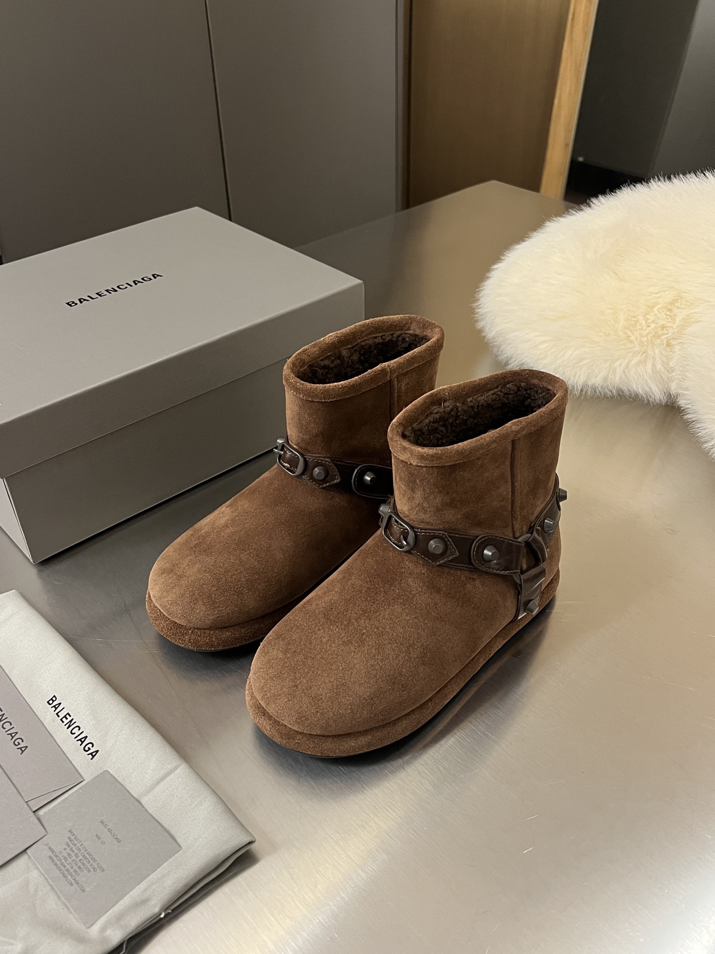 NO:629752,BALENCIAGA [Balenciaga] 2025 autumn and winter new belt buckle rivet snow boots are simply not too handsome. The design is full of sense and breaks the boring and bloated traditional snow boots. It is full of personality. The upper is made of mercerized cow suede fabric. It has a delicate and high-quality feel. The entire interior is made of pure wool. It is warm and comfortable. The rubber outsole is non-slip and wear-resistant. It adds a layer of safety lock for humid winter and feels full of safety when worn. Color Maroon Black White Brown Pink Dark Brown Size35-40  Factory ready supply, snow boots, balenciaga, balenciaga, boots19860909BALENCIAGA【巴黎世家】 2025秋冬新款皮带扣铆钉雪地靴 简直不要太帅 设计感满满打破传统雪地靴的沉闷臃肿个性十足 鞋面采用丝光牛反绒面料 细腻高级感拉满整个内里采用纯羊毛 保暖舒适橡胶大底防滑耐磨 给潮湿的冬季加上一层安全锁穿上安全感满满 颜色栗色 黑色 白色棕色 粉色 深咖色 Size35-40  工厂现货供应,雪地靴,balenciaga,balenciaga,boots,Women's Shoes