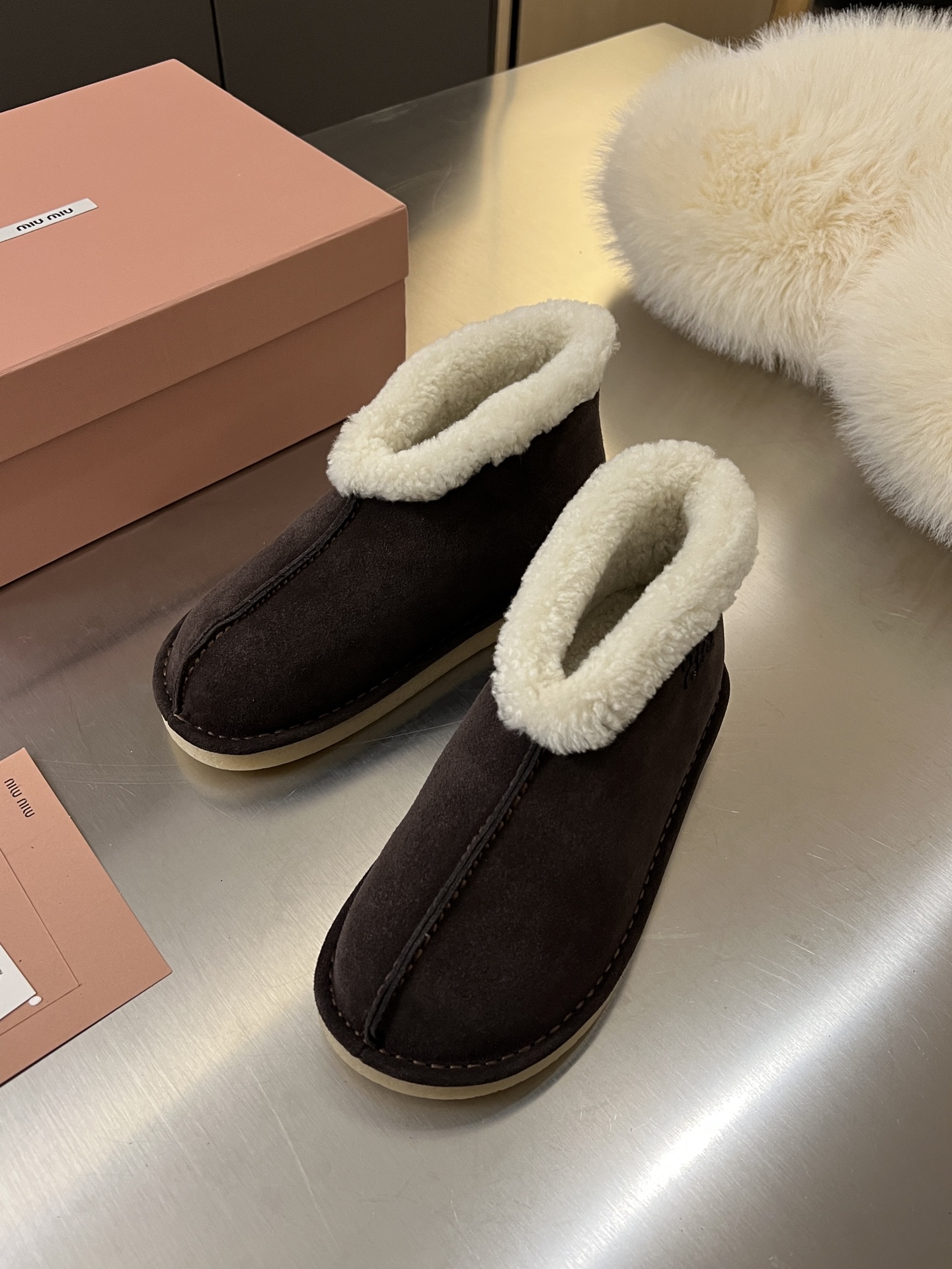 NO:577386,MiuMiu Miu Miu 25ss autumn and winter catwalk style wool short boots, snow boots and fur shoes. They often appear on the covers of major fashion magazines. Stars and bloggers from all over the world love them. They are especially stunning on your feet. You will not regret it when you close your eyes. Very comfortable and stable on your feet. The combination can be salty or sweet. It is full of personality. The upper is made of mercerized cow suede fabric, which has a delicate and high-end feel. The entire lining is made of pure wool, which is warm and comfortable.  The original 1:1 crystal light material outsole is very suitable for daily outings and winter commuting. Color: maroon, sand, dark brown. Color: 35-40. Factory ready supply, snow boots, miumiu, boots.19860909MiuMiu 缪缪 25ss秋冬走秀款 羊毛小短靴雪地靴毛毛鞋 经常出现在各大时装杂志封面·各路明星、小红书博主都有钟爱,上脚尤为惊艳到你的一款 闭眼入都是不会后悔·上脚非常舒服超级稳·搭配可咸可甜 个性十足 鞋面采用丝光牛反绒面料 细腻高级感拉满 整个内里采用纯羊毛 保暖舒适 原版1:1水晶轻料大底,无论是日常出街还是冬日通勤,都很合适 颜色栗色沙色深咖色 颜色35-40  工厂现货供应,雪地靴,miumiu,boots,Women's Shoes