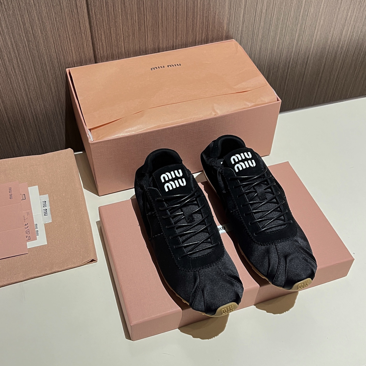 NO:679830,MM Miu Miu's new 2025 early spring Plume sneakers. Ultra-light design meets the essence of satin, evoking the charm of classic ballet shoes, exploring exquisite color matching and unique details, showing Miu Miu's experimental spirit. The silk texture fabric is really elegant, super soft and super comfortable on the feet, and full of girly feeling♀ Color Nude pink Pink blue High-grade gray Beige Black Dark brown Size 35-40 (customized in 41) Factory ready supply  Running price, casual shoes/sports shoes, miumiu, sneakers19860909MM 缪缪2025早春新款Plume运动鞋 超轻设计与缎面精髓相遇,唤起经典芭蕾舞鞋的魅力,探索精致的色彩搭配和独特细节,展现Miu Miu的实验精神丝绸质感面料真的好显贵上脚超软超舒服 少女感十足♀ 颜色裸粉色 粉蓝色 高级灰色 米白色 黑色 深棕色 Size35-40（41定做）  工厂现货供应 跑量价,休闲鞋/运动鞋,miumiu,sneakers,Women's Shoes