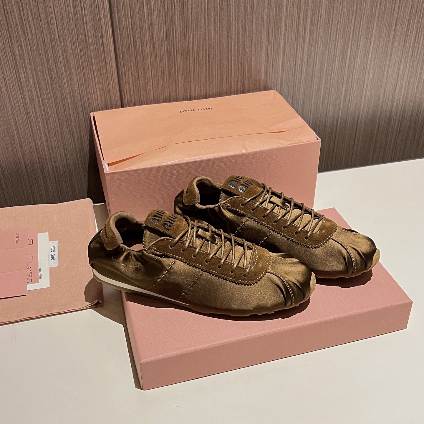 NO:679833,MM Miu Miu's new 2025 early spring Plume sneakers. Ultra-light design meets the essence of satin, evoking the charm of classic ballet shoes, exploring exquisite color matching and unique details, showing Miu Miu's experimental spirit. The silk texture fabric is really elegant, super soft and super comfortable on the feet, and full of girly feeling♀ Color Nude pink Pink blue High-grade gray Beige Black Dark brown Size 35-40 (customized in 41) Factory ready supply  Running price, casual shoes/sports shoes, miumiu, sneakers19860909MM 缪缪2025早春新款Plume运动鞋 超轻设计与缎面精髓相遇,唤起经典芭蕾舞鞋的魅力,探索精致的色彩搭配和独特细节,展现Miu Miu的实验精神丝绸质感面料真的好显贵上脚超软超舒服 少女感十足♀ 颜色裸粉色 粉蓝色 高级灰色 米白色 黑色 深棕色 Size35-40（41定做）  工厂现货供应 跑量价,休闲鞋/运动鞋,miumiu,sneakers,Women's Shoes