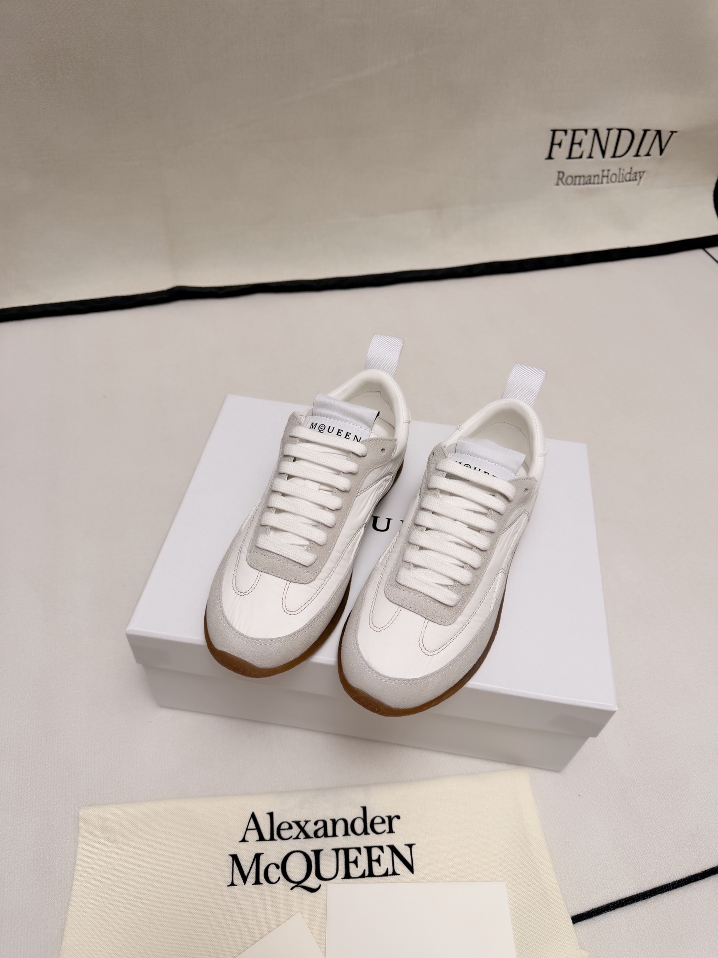 NO:707081,MQ McQueen 2026 Early Spring EC1 Virtue Sports Shoes | The return of retro aesthetics When minimalist lines blend with retro silhouettes, every bright line tells a neat posture. Classic contrast colors run through the shoe body, from nylon to cow suede, and the texture is delicate, restoring the original texture. Rounded toe, smooth arc McQueen logo on the back of the shoe, low-key engraving 1:1 contrasting rubber sole, walking in style  Not just sports shoes, but an extension of style. Commuting or leisure, both become the focus. Early spring has arrived, walk calmly. #McQueenEarly Spring New Style #德 training shoes #RetroSports Style #Advanced Sense of Commuting Wear #Designer Same Style Color White Black Blue Red Size35-40, Casual Shoes/Sneakers, alexander mcqueen, sneakers19860909MQ 麦昆2026早春 EC1德训运动鞋｜复古美学回归 当极简线条与复古轮廓相融, 每一道明线都在诉说利落姿态. 经典撞色贯穿鞋身,从尼龙到牛反绒, 质感细腻,还原原版肌理. 圆润鞋头,流畅弧线 鞋背McQueen标识 低调镌刻 1:1撞色橡胶底 步履生风 不只是运动鞋,更是风格的延伸. 通勤或休闲,皆成焦点. 早春已至,步履从容. #麦昆早春新款 #德训鞋 #复古运动风 #高级感通勤穿搭 #设计师同款 颜色白色 黑色 蓝色 红色 Size35-40,休闲鞋/运动鞋,alexander mcqueen,sneakers,Women's Shoes