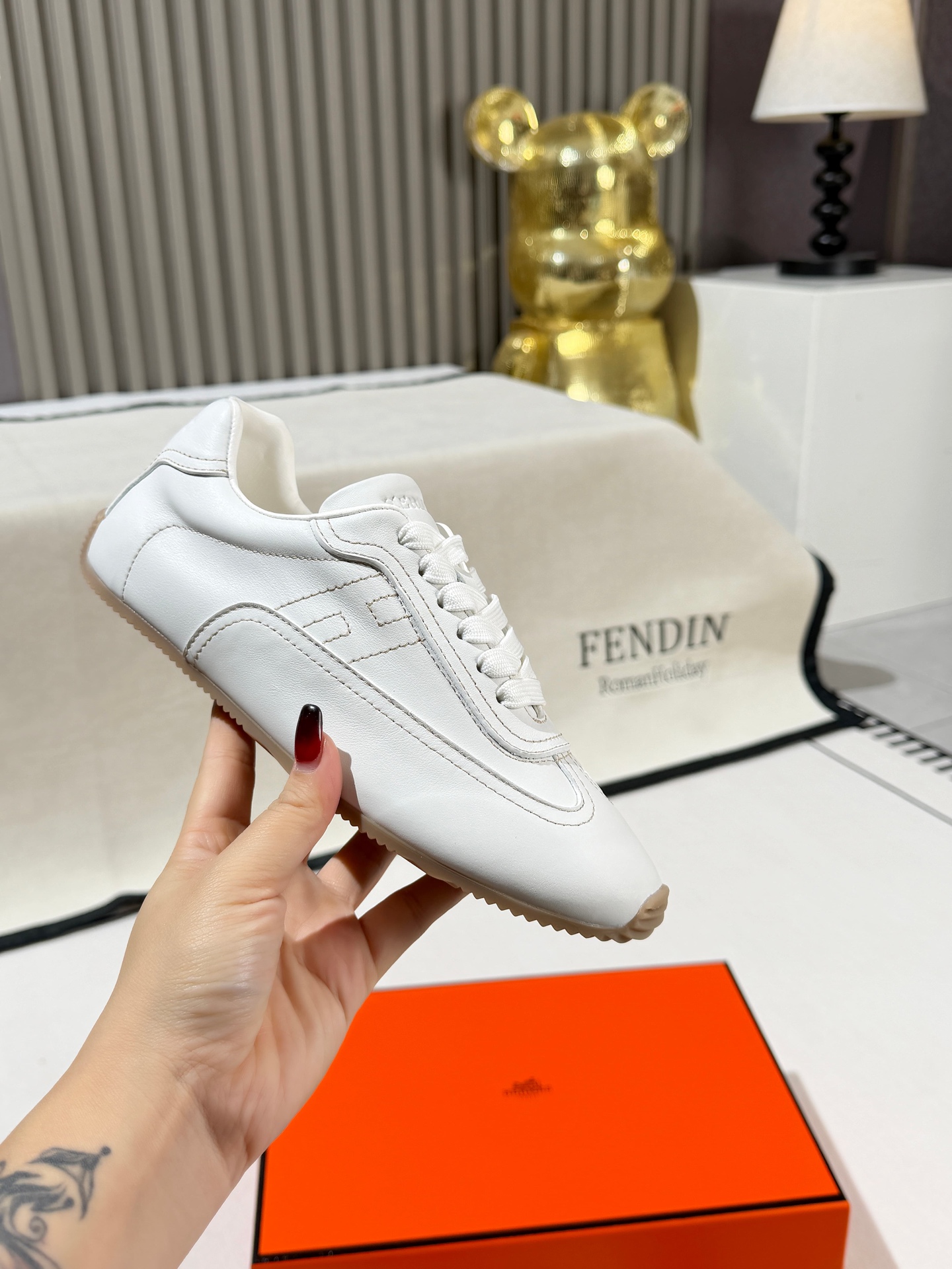 NO:681632,HERMS｜Hermès 2026 new trend for early spring. Put on the high-gloss Master sneakers, and they are finally waiting for you. Front strap design outlines the elegance of the foot. 1:1 soft calfskin fits every inch of skin. Honey-colored thin rubber sole. There is a retro charm in every step. Sheepskin lining is gentle and supportive. Walking like clouds. The setting tone of the early spring wardrobe, starting from the feet, interpreting what is high-end. #HermèsEarly Spring #Master sneakers  #springwearinspiration #High-end outfit Color black white brown Size 35-40, casual shoes/sneakers, hermes, hermes, sneakers, cowhide, sheepskin19860909HERMS｜爱马仕2026早春新风向 穿上即高光的Master运动鞋, 终于等到你 前绑带设计 勾勒足间优雅 1:1柔软小牛皮 贴合每一寸肌肤 蜂蜜色纤薄橡胶底 步履间皆是复古韵味 羊皮内里温柔承托 行走如云 早春衣橱的定调之作, 从双足开始,诠释何为高级. #爱马仕早春 #Master运动鞋 #春季穿搭灵感 #高级感穿搭 颜色黑色 白色 棕色 码数35-40,休闲鞋/运动鞋,hermes,hermes,sneakers,cowhide,sheepskin,Women's Shoes