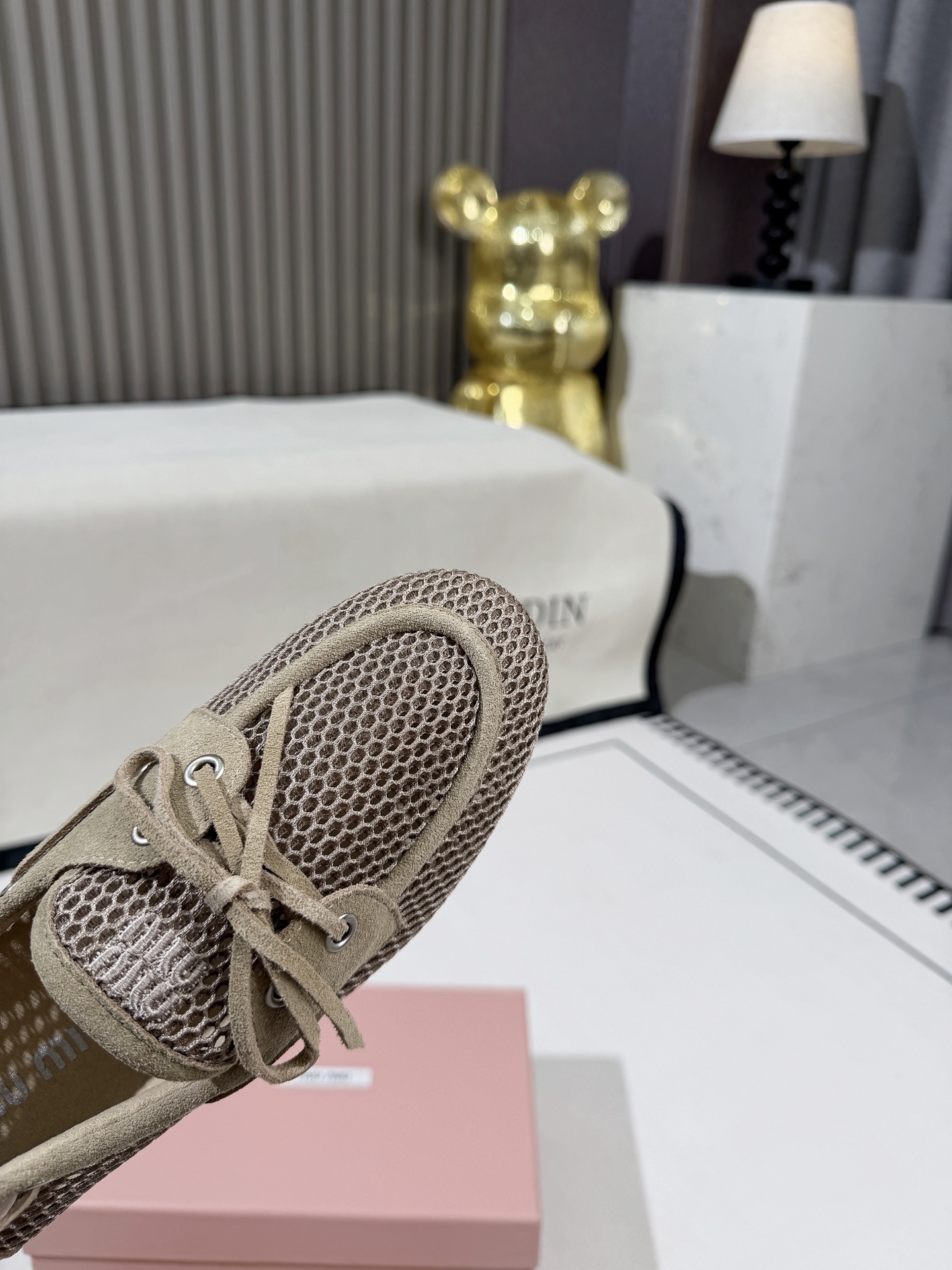 NO:747571,[MiuMiu] 2026 spring and summer catwalk new style Original 11 mesh loafers are hotly available, a must-have item for spring and summer wear. The breathable mesh upper is matched with a simple lace-up bow design, which makes the whole pair of shoes lively in an instant. Lazy one-step design, convenient and quick to go out with casual concave shape. Open-molded rubber outsole, soft, light and non-slip and wear-resistant. Size35-40 (41 customized) Color black white apricot  brown,loafers,miumiu,loafers19860909【MiuMiu】2026春夏走秀新款 原版11网面乐福鞋火爆来袭,春夏穿搭必备单品 鞋面透气网面搭配简约系带蝴蝶结设计,一瞬间整双鞋灵动了起来 懒人一脚蹬设计,出门方便快捷随意凹造型 开模橡胶大底,柔软轻便还防滑耐磨 size35-40（41定做） 颜色黑色 白色 杏色 棕色,乐福鞋,miumiu,loafers,Women's Shoes