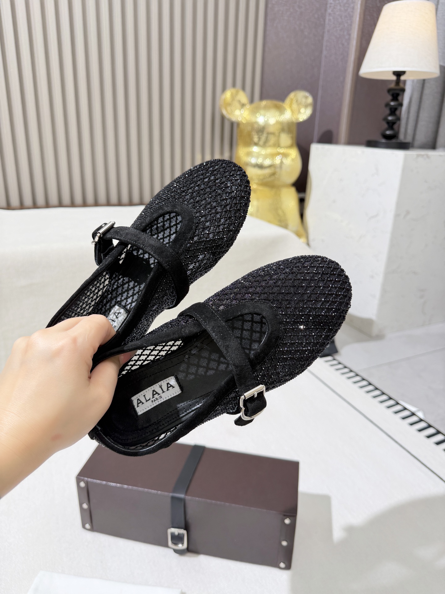 NO:747639,ALAIA｜Alaia's 2026 spring and summer new product retro buckle Mary Jane catwalk style flat ballet shoes. High fashion meets the dance soul, ALAiA reshapes the pointe aesthetics with architectural lines. This is not an ordinary pair of shoes, it is an extension of body language, a sculpture in motion. The looming texture of the transparent mesh makes every step feel like walking in the light. Same style as Zhang Xiaohui  Sweet and cool ballet style, a very popular ballet shoe, romantic and charming, comfortable and versatile, full of girly style, modern and retro, very simple and elegant, whether it is a skirt, dress or jeans, it can be the finishing touch!  Upper original 11 silk mesh superimposed with small diamond surface Original open molded rubber non-slip outsole Size 35-40 (41.42.43 custom-made, non-returnable) Original 11 packaging box, ballet shoes, alaia, mary jane, skirts, jeans19860909ALAIA｜阿莱亚2026春夏新品复古扣带玛丽珍网钻走秀款平底芭蕾舞鞋  高级时装遇见舞蹈灵魂,ALAiA以建筑般的线条,重塑足尖美学.这不是一双普通的鞋,是身体语言的延伸,是动态中的雕塑.透肤网纱若隐若现的肌理,让每一步都像在光线中穿行 章小蕙同款 甜酷芭蕾风,人气超高的一款芭蕾舞鞋,浪漫又迷人 舒适百搭满满的少女风 既摩登又复古的味道 非常的简约大气 不管是半身裙 连衣裙还是牛仔裤 它都能成为点睛之笔！ 鞋面原版11丝网叠加小钻面 大底原版开模橡胶防滑大底 码数35-40（41.42.43订做不退换） 原版11包装盒,芭蕾舞鞋,alaia,mary jane,skirts,jeans,Women's Shoes