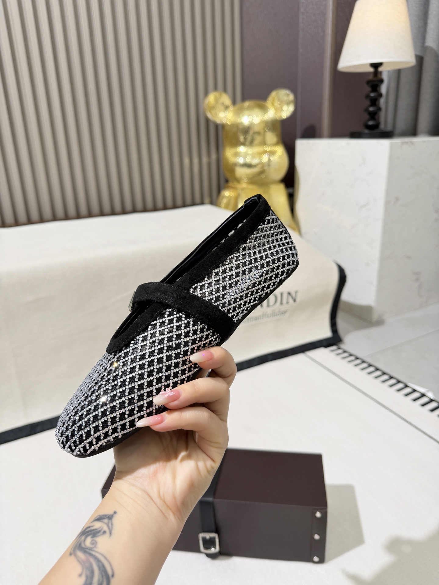 NO:747629,ALAIA｜Alaia's 2026 spring and summer new product retro buckle Mary Jane catwalk style flat ballet shoes. High fashion meets the dance soul, ALAiA reshapes the pointe aesthetics with architectural lines. This is not an ordinary pair of shoes, it is an extension of body language, a sculpture in motion. The looming texture of the transparent mesh makes every step feel like walking in the light. Same style as Zhang Xiaohui  Sweet and cool ballet style, a very popular ballet shoe, romantic and charming, comfortable and versatile, full of girly style, modern and retro, very simple and elegant, whether it is a skirt, dress or jeans, it can be the finishing touch!  Upper original 11 silk mesh superimposed with small diamond surface Original open molded rubber non-slip outsole Size 35-40 (41.42.43 custom-made, non-returnable) Original 11 packaging box, ballet shoes, alaia, mary jane, skirts, jeans19860909ALAIA｜阿莱亚2026春夏新品复古扣带玛丽珍网钻走秀款平底芭蕾舞鞋  高级时装遇见舞蹈灵魂,ALAiA以建筑般的线条,重塑足尖美学.这不是一双普通的鞋,是身体语言的延伸,是动态中的雕塑.透肤网纱若隐若现的肌理,让每一步都像在光线中穿行 章小蕙同款 甜酷芭蕾风,人气超高的一款芭蕾舞鞋,浪漫又迷人 舒适百搭满满的少女风 既摩登又复古的味道 非常的简约大气 不管是半身裙 连衣裙还是牛仔裤 它都能成为点睛之笔！ 鞋面原版11丝网叠加小钻面 大底原版开模橡胶防滑大底 码数35-40（41.42.43订做不退换） 原版11包装盒,芭蕾舞鞋,alaia,mary jane,skirts,jeans,Women's Shoes