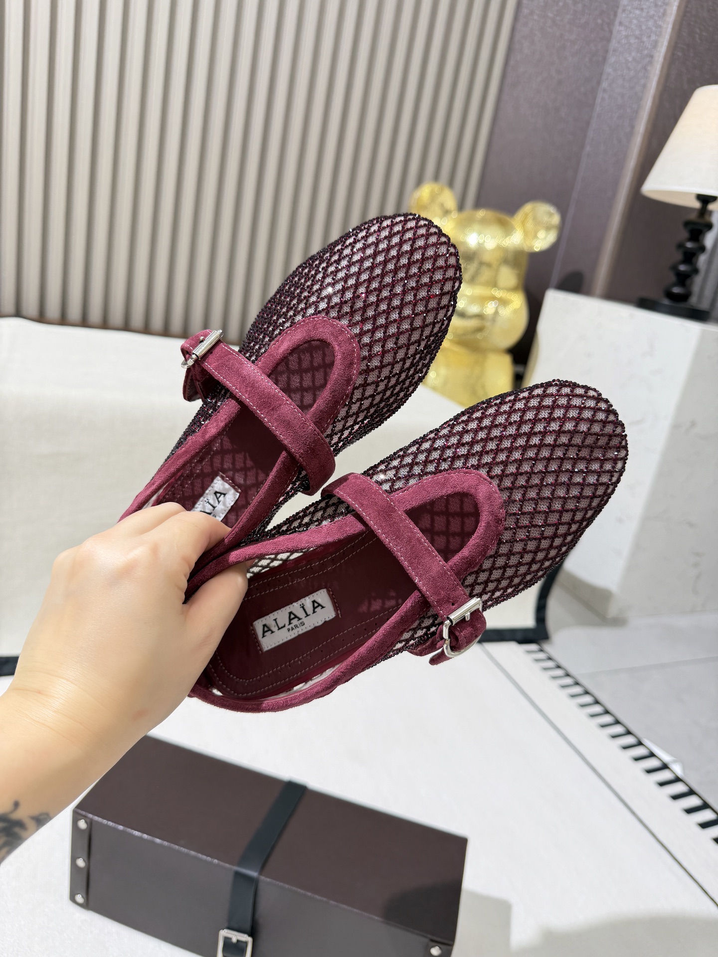 NO:747625,ALAIA｜Alaia's 2026 spring and summer new product retro buckle Mary Jane catwalk style flat ballet shoes. High fashion meets the dance soul, ALAiA reshapes the pointe aesthetics with architectural lines. This is not an ordinary pair of shoes, it is an extension of body language, a sculpture in motion. The looming texture of the transparent mesh makes every step feel like walking in the light. Same style as Zhang Xiaohui  Sweet and cool ballet style, a very popular ballet shoe, romantic and charming, comfortable and versatile, full of girly style, modern and retro, very simple and elegant, whether it is a skirt, dress or jeans, it can be the finishing touch!  Upper original 11 silk mesh superimposed with small diamond surface Original open molded rubber non-slip outsole Size 35-40 (41.42.43 custom-made, non-returnable) Original 11 packaging box, ballet shoes, alaia, mary jane, skirts, jeans19860909ALAIA｜阿莱亚2026春夏新品复古扣带玛丽珍网钻走秀款平底芭蕾舞鞋  高级时装遇见舞蹈灵魂,ALAiA以建筑般的线条,重塑足尖美学.这不是一双普通的鞋,是身体语言的延伸,是动态中的雕塑.透肤网纱若隐若现的肌理,让每一步都像在光线中穿行 章小蕙同款 甜酷芭蕾风,人气超高的一款芭蕾舞鞋,浪漫又迷人 舒适百搭满满的少女风 既摩登又复古的味道 非常的简约大气 不管是半身裙 连衣裙还是牛仔裤 它都能成为点睛之笔！ 鞋面原版11丝网叠加小钻面 大底原版开模橡胶防滑大底 码数35-40（41.42.43订做不退换） 原版11包装盒,芭蕾舞鞋,alaia,mary jane,skirts,jeans,Women's Shoes