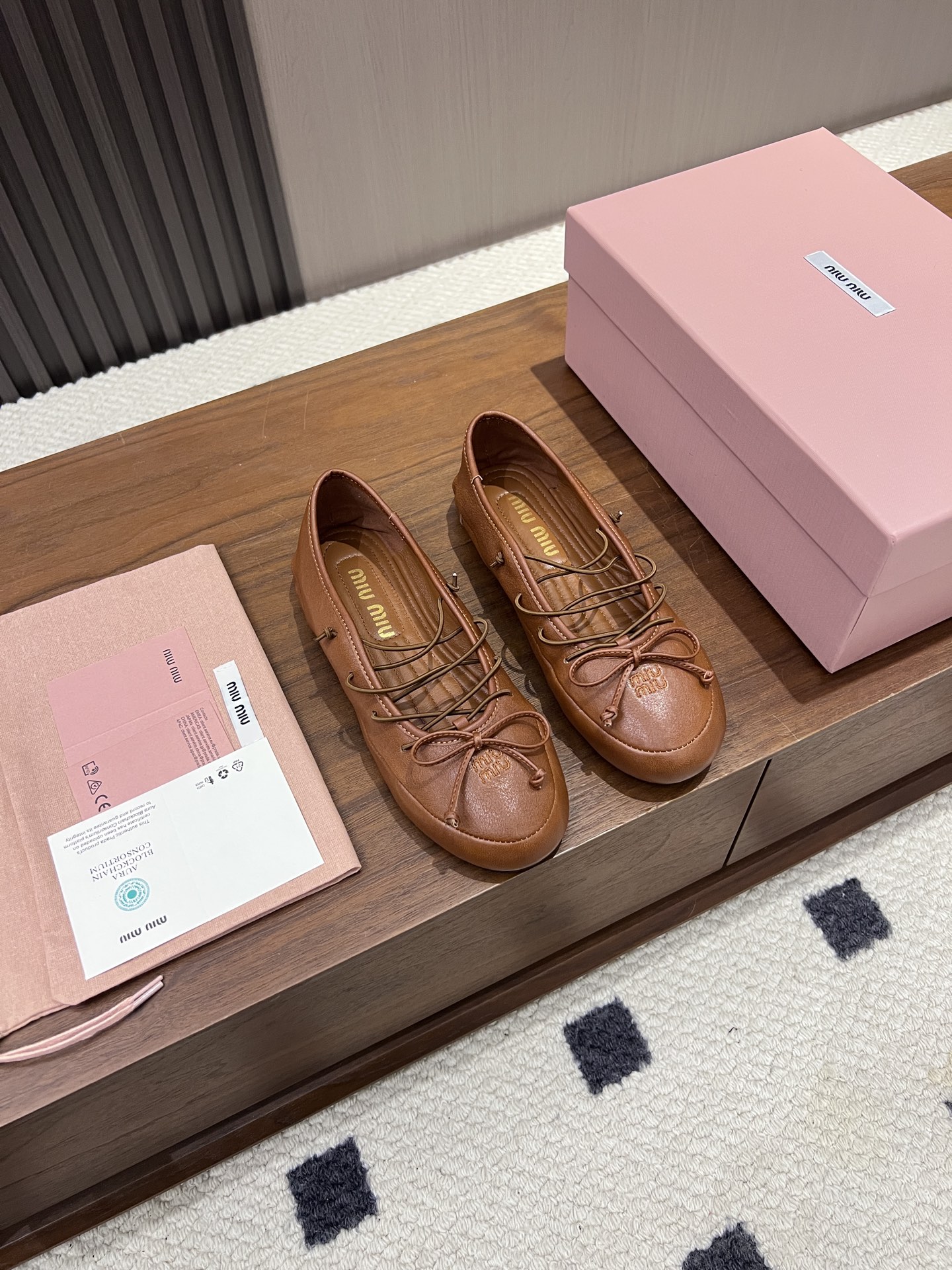 NO:788991,(Top version) [MiuMiu] 2026 spring and summer new temperament ballet flats. Men's style and Miu Miu's feminine temperament are combined in these ballet flats. The shoes are equipped with elastic laces and same-color embroidery, which are both elegant and daily practical. They are super soft and comfortable on the feet, and they will not wear out your feet even if you run around all day. Retro straps + small bows are gentle and noble. The brown tone is retro and the black tone is cool. You really want to close your eyes!  Looks good with socks or bare feet, the atmosphere, comfort and fashionability are directly matched, whoever wears it will look better Size35-40 Color black oak dark brown Factory ready supply, ballet shoes, miumiu, flats, socks19860909（顶级版本）【MiuMiu】2026春夏新款气质芭蕾舞平底鞋 男装风格与Miu Miu柔美气质在这些芭蕾平底鞋中结合,鞋履配有弹性鞋带和同色刺绣,兼具高雅与日常实用性 上脚巨软巨舒服,暴走一天都不磨脚 复古绑带+小蝴蝶结温柔又显贵 棕调复古、黑调酷飒,真的是闭眼入！配袜子/光脚都好看,氛围感 舒适度和时髦感直接拉满,谁穿谁好看 Size35-40 颜色黑色橡木色深棕色  工厂现货供应,芭蕾舞鞋,miumiu,flats,socks,Women's Shoes