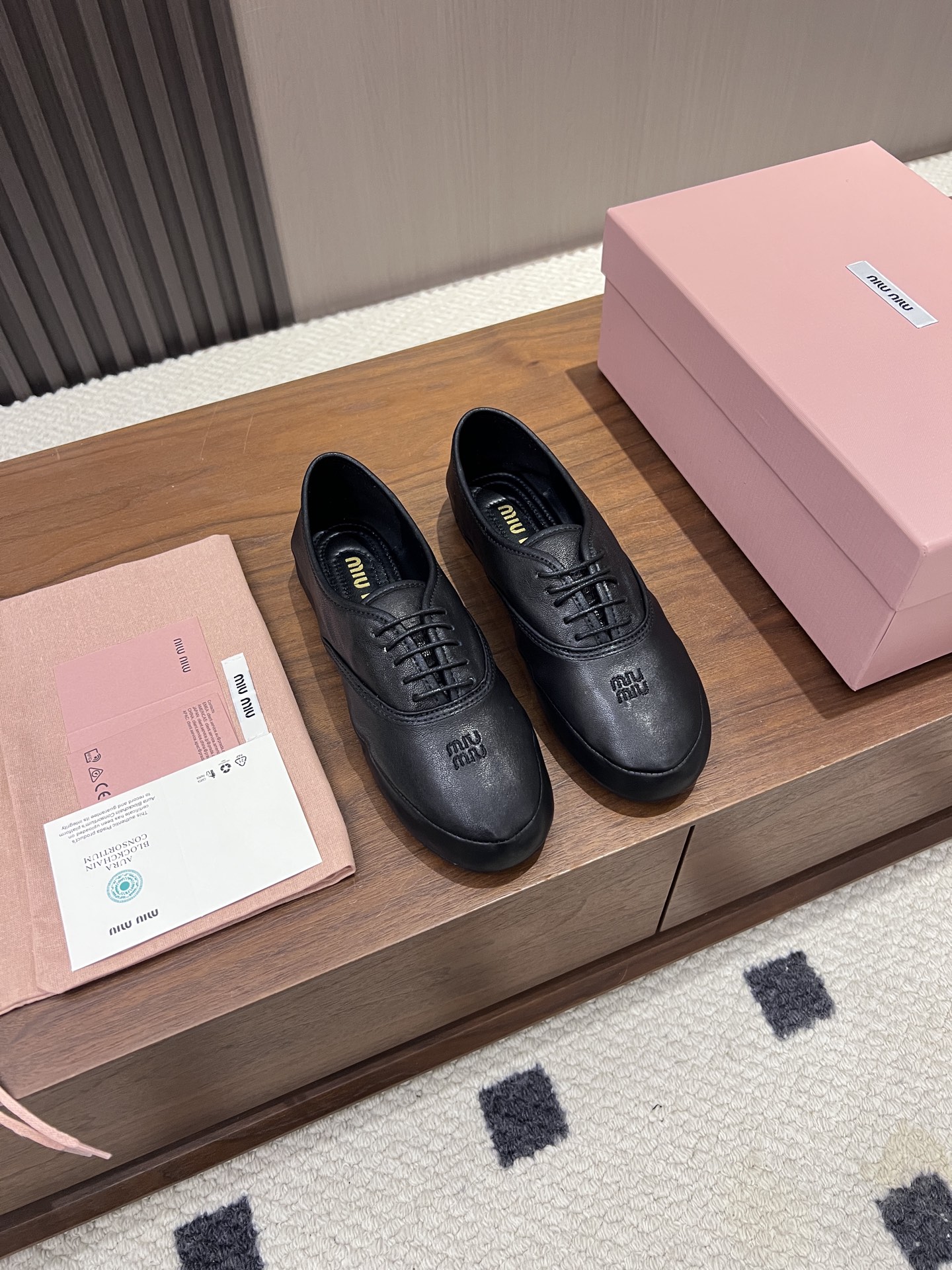 NO:789774,【MiuMiu】2026 spring and summer new annual natal flats!  Men's style and Miu Miu's feminine temperament are combined in this pair of flat shoes. They are super soft and comfortable on the feet, and you can walk around for a day without wearing your feet. The retro straps + small bows are gentle and noble. The brown tone is retro and the black tone is cool. You really can't help but close your eyes!  Looks good with socks or bare feet, the atmosphere, comfort and fashionability are directly matched, whoever wears it will look better Size35-40 Color black oak dark brown Factory ready supply, single shoes, miumiu, flats, socks19860909【MiuMiu】2026春夏新款年度本命平底鞋！ 男装风格与Miu Miu柔美气质在这双平底鞋中结合 上脚巨软巨舒服,暴走一天都不磨脚 复古绑带+小蝴蝶结温柔又显贵 棕调复古、黑调酷飒,真的是闭眼入！配袜子/光脚都好看,氛围感 舒适度和时髦感直接拉满,谁穿谁好看 Size35-40 颜色黑色橡木色深棕色  工厂现货供应,单鞋,miumiu,flats,socks,Women's Shoes