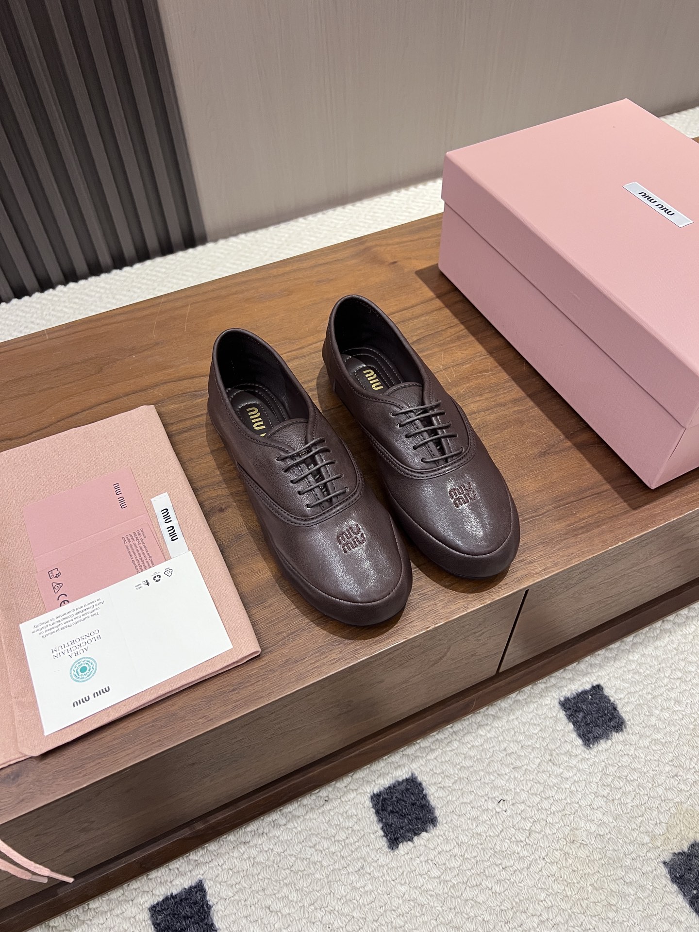 NO:788993,(Top version) [MiuMiu] 2026 spring and summer new annual natal flat shoes!  Men's style and Miu Miu's feminine temperament are combined in this pair of flat shoes. They are super soft and comfortable on the feet, and you can walk around for a day without wearing your feet. The retro straps + small bows are gentle and noble. The brown tone is retro and the black tone is cool. You really can't help but close your eyes!  Looks good with socks or bare feet, the atmosphere, comfort and fashionability are directly matched, whoever wears it will look better Size35-40 Color black oak dark brown Factory ready supply, ballet shoes, miumiu, flats, socks19860909（顶级版本）【MiuMiu】2026春夏新款年度本命平底鞋！ 男装风格与Miu Miu柔美气质在这双平底鞋中结合 上脚巨软巨舒服,暴走一天都不磨脚 复古绑带+小蝴蝶结温柔又显贵 棕调复古、黑调酷飒,真的是闭眼入！配袜子/光脚都好看,氛围感 舒适度和时髦感直接拉满,谁穿谁好看 Size35-40 颜色黑色橡木色深棕色  工厂现货供应,芭蕾舞鞋,miumiu,flats,socks,Women's Shoes