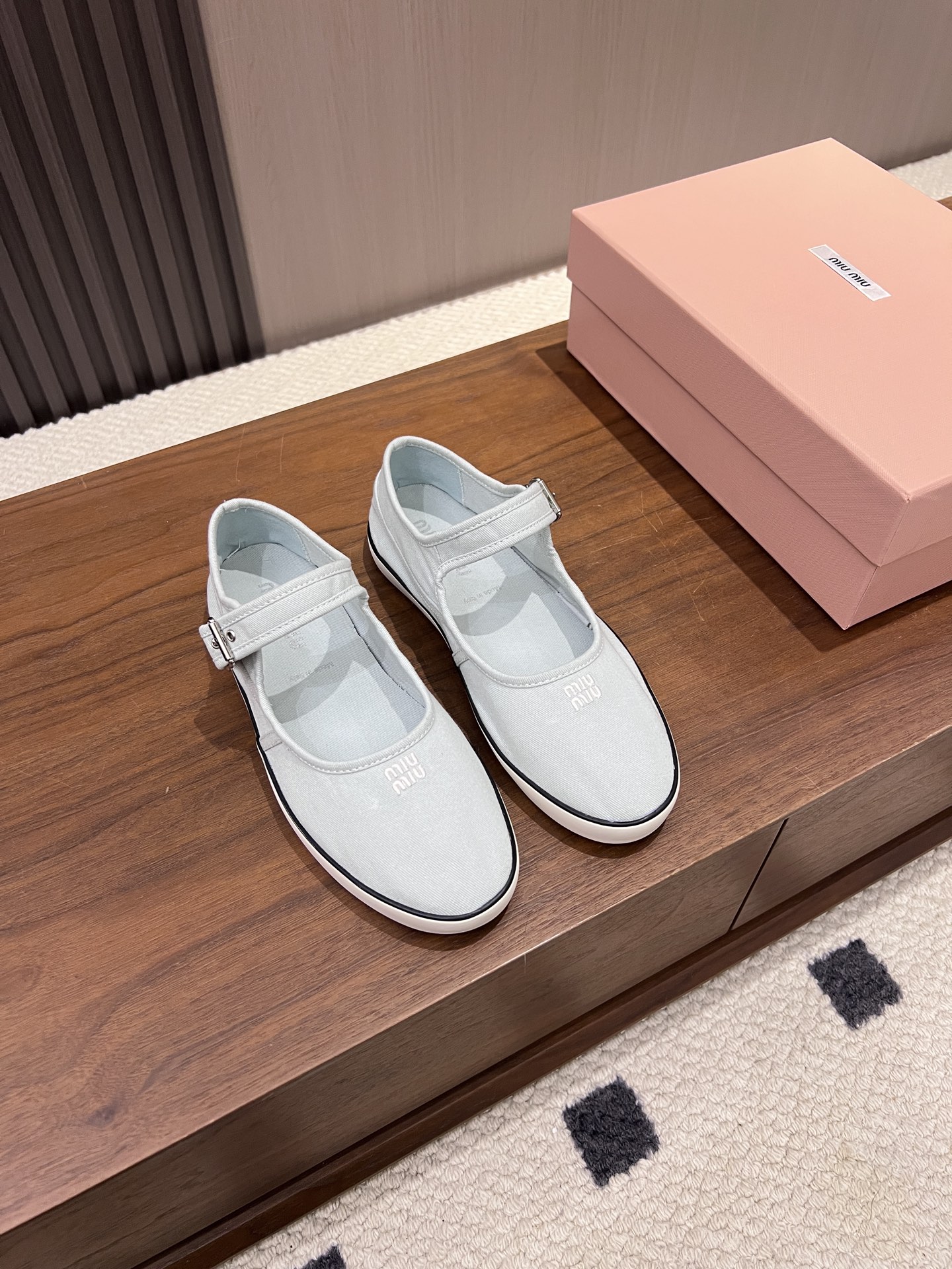 NO:789767,MiuMiu 2026 spring and summer new drilled ballet flats Simple and relaxed, these twill sneakers combine practicality with style, and the lightweight design shows a casual attitude. The hand-finished soles and embroidered logo define their unique spirit. They are super soft and comfortable on the feet, and they will not wear your feet all day long. Color White Light blue apricot Dark brown Size35-40 Factory ready stock, Mary Jane, miumiu, mary jane, flats, sneakers19860909MiuMiu 缪缪2026春夏新款钻孔芭蕾平底鞋 简约而轻松,这些斜纹布运动鞋将实用性与风格相结合,轻盈设计展现随性态度.手工完成的鞋底和刺绣徽标定义了它们独特的精神 上脚巨软巨舒服,暴走一天都不磨脚 颜色白色 淡蓝色杏色 深棕色 Size35-40  工厂现货供应,玛丽珍,miumiu,mary jane,flats,sneakers,Women's Shoes