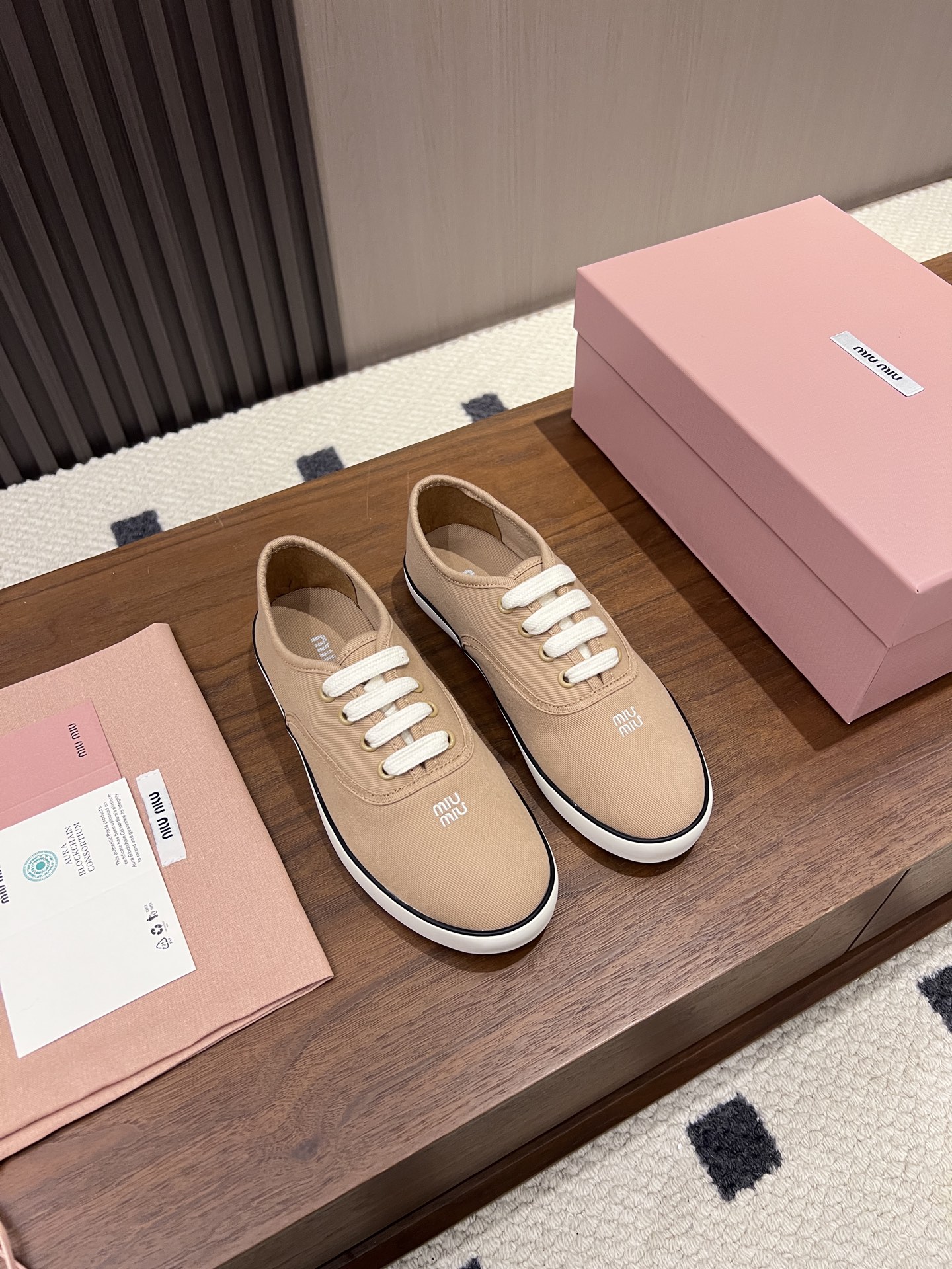 NO:789770,MiuMiu 2026 spring and summer new logo-embellished canvas sports flats Simple and relaxed, these twill sneakers combine practicality with style, and the lightweight design shows a casual attitude. The hand-finished soles and embroidered logo define their unique spirit. They are super soft and comfortable on the feet, and they will not wear your feet even if you walk all day long. Color White Light blue apricot Dark brown Size35-40 Factory ready stock, casual shoes/sports shoes, miumiu, flats, sneakers19860909MiuMiu 缪缪2026春夏新款徽标饰帆布运动平底鞋 简约而轻松,这些斜纹布运动鞋将实用性与风格相结合,轻盈设计展现随性态度.手工完成的鞋底和刺绣徽标定义了它们独特的精神 上脚巨软巨舒服,暴走一天都不磨脚 颜色白色 淡蓝色杏色 深棕色 Size35-40  工厂现货供应,休闲鞋/运动鞋,miumiu,flats,sneakers,Women's Shoes