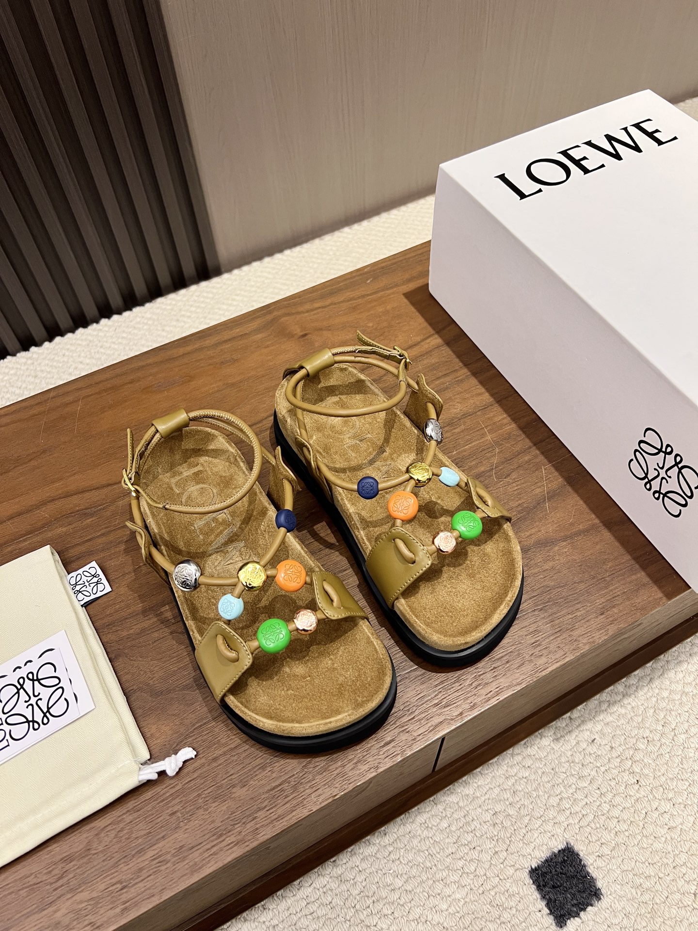 NO:819800,LOEVE. Loewe's new 2026 summer colorful candy buckle thick-soled heightening sandals are a summer limited edition with a relaxed atmosphere. The upper is embellished with macarons and colorful embossed round buckles. The colors are smart and vivid, and you can unlock the lazy feeling of vacation at a glance. The thick-soled soles with a soft velvet feel lightly increase the upper foot, do not press the feet or tire the feet, and are stable and super comfortable to walk. One-line + ankle strap design fits the foot shape, double buckles are fixed, and do not pick fat or thin feet.  High mercerized cowhide foot pads are spliced with soft sheepskin lining, breathable, skin-friendly and not stuffy. It can be salty or sweet, suitable for daily commuting, beach outings, and casual wear. Versatile and eye-catching, an essential and exquisite item for summer shoe cabinets. Color black camel brown Size35-40 Factory ready supply, sandals, loewe, loewe, sandals, cowhide, sheepskin19860909LOEVE.罗意威 2026夏季新款彩色糖果扣厚底增高凉鞋 自带松弛氛围感的夏日限定款,鞋面串缀马卡龙彩色浮雕圆扣,色彩灵动鲜活,一眼解锁度假慵懒感 软乎乎绒感厚底鞋底,上脚轻盈增高,不压脚不累脚,走路稳稳超舒适,一字+绕踝绑带设计,贴合脚型,搭扣双重固定,不挑脚胖瘦 高丝光牛皮垫脚拼接软羊皮内里,透气亲肤不闷汗 可盐可甜,日常通勤、海边出游、休闲穿搭都适配 百搭又吸睛,夏天鞋柜必不可少的精致单品 颜色黑色 驼棕色 Size35-40  工厂现货供应,凉鞋,loewe,loewe,sandals,cowhide,sheepskin,Women's Shoes