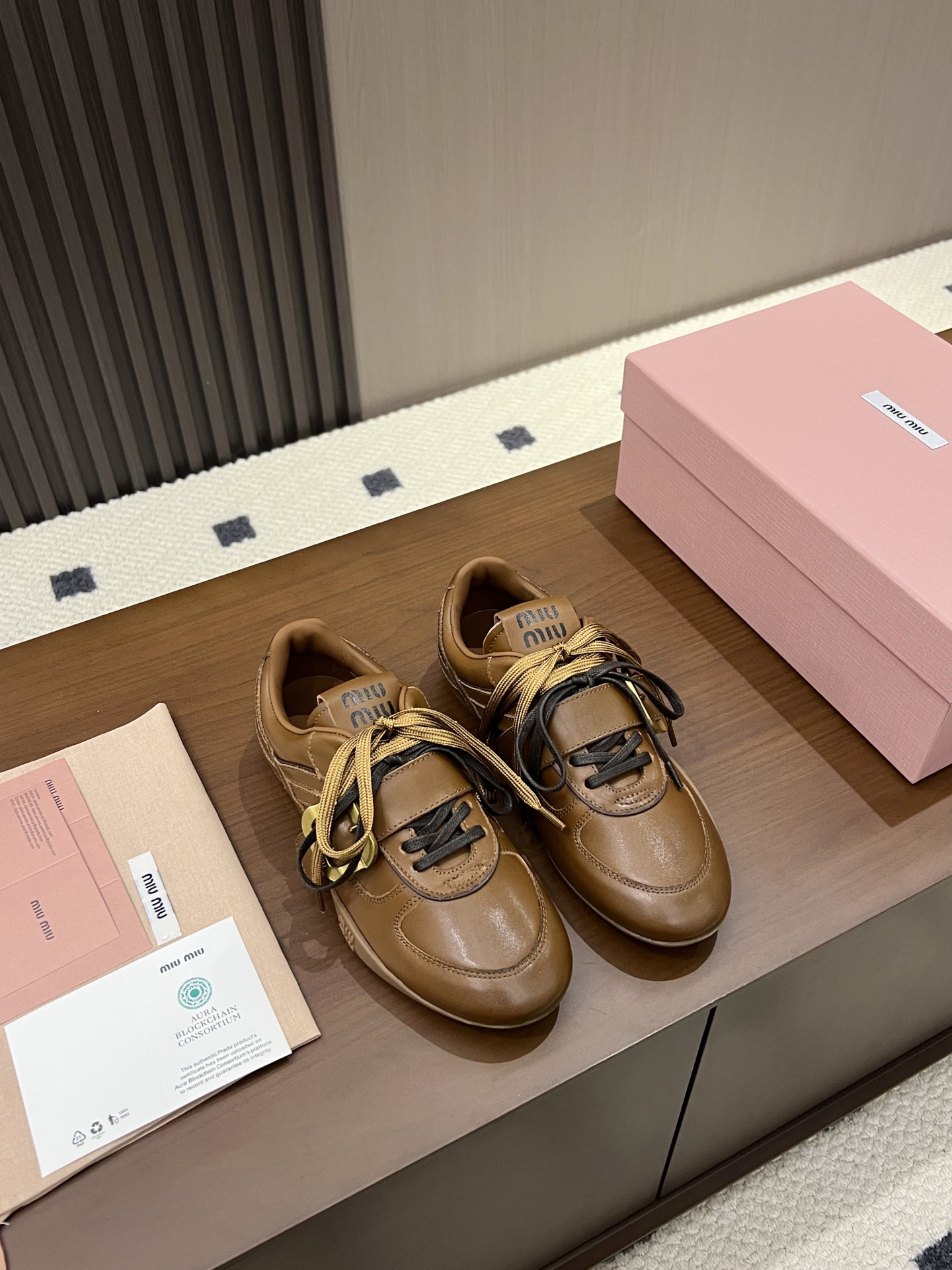 NO:871033,MiuMiu. Miu Miu's new 2026 spring and summer retro gold buckle moral shoes. The base of classic moral shoes is superimposed with Miu Miu's iconic girly light luxury details. The dual design of metal square gold buckle + double shoelaces is the soul of the shoe. A pair of simple primary color shoelaces + a pair of retro contrasting thin shoelaces. The two tying methods can be switched at will. The brand letter logo is embossed on the tongue, and the neat shoe shape replicates the retro sports trend of the 90s. It integrates the brand's unique elegant sweet girl tone, taking both leisure and refinement into consideration.  The upper is made of full-grain distressed genuine leather. The leather has a delicate natural texture, which is flexible and durable; the lining is skin-friendly sheepskin, which is soft and non-abrasive; the raw rubber anti-slip rubber flat sole has exquisite texture, the sole is moderately soft and hard, and has no weight-bearing feeling when walking for a long time, taking into account the retro texture and daily practical comfort. Colors: classic pure white, retro caramel brown, high-end matte black Size35-40 (customized for 41)  Factory ready supply, single shoes, miumiu, sheepskin19860909MiuMiu.缪缪2026春夏新款复古金扣德训鞋 经典德训鞋基底叠加缪缪标志性少女轻奢细节,金属方金扣+双鞋带双重设计是鞋款灵魂,一副简约原色鞋带+一副复古撞色细鞋带,两种系法随心切换；鞋舌压印品牌字母标识,利落鞋型复刻90年代复古运动风潮,融合品牌独有的优雅甜妹调性,休闲与精致兼顾 全粒面做旧真皮打造鞋面,皮质自带细腻自然纹理,柔韧耐穿；内里亲肤羊皮,软糯不磨脚；生胶防滑橡胶平底,纹路考究,鞋底软硬适中,长时间走路无负重感,兼顾复古质感与日常实穿舒适度 颜色经典纯白、复古焦糖棕、高级哑光黑 Size35-40（41定做）  工厂现货供应,单鞋,miumiu,sheepskin,Women's Shoes