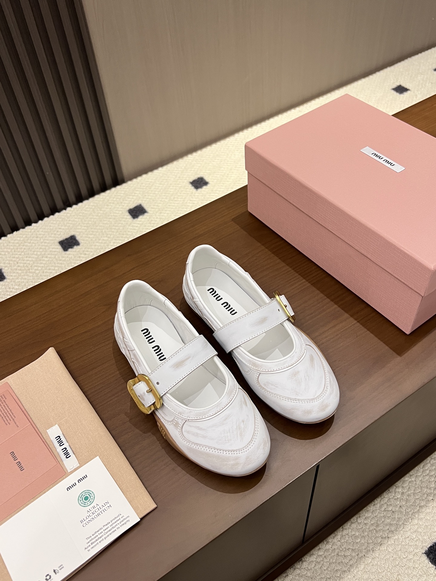 NO:871017,MiuMiu. Miu Miu's new 2026 summer retro gold buckle Mary Jane casual shoes combine the retro Mary Jane version with the moral casual sole, breaking the stereotype of traditional single shoes. The one-line strap on the upper is matched with an old metal square buckle, the classic brand logo is hidden inside, and the rounded toe box modifies the foot shape. It combines the elegance of French girls with a casual and sporty feel. It is an iconic item of Miu Miu style.  Select fine first-layer cowhide, the white model has an old-fashioned texture with the old coloring process, the brown/black model has a glossy oil-waxed leather that is soft and waxy with texture; the lining is all sheepskin, skin-friendly and breathable, thickened anti-slip rubber flat sole, the sole has brand embossing, soft sole is light, and will not tire your feet after walking for a long time. Color White Black Caramel Brown Size35-40 (41 custom-made) Factory ready supply, single shoes, miumiu, mary  jane,cowhide,sheepskin19860909MiuMiu.缪缪2026夏新款复古金扣玛丽珍休闲鞋 融合复古玛丽珍版型与德训休闲鞋底,打破传统单鞋刻板印象.鞋面一字袢带搭配做旧金属方扣,经典品牌标识暗藏内里,圆润鞋头修饰脚型,兼顾法式少女优雅与休闲运动感,是缪系穿搭标志性单品. 甄选细腻头层牛皮,白款做旧擦色工艺自带复古做旧肌理,棕/黑款亮面油蜡皮软糯有质感；内里全羊皮亲肤透气,加厚防滑生胶平底,鞋底带有品牌压纹,软底轻便,久走不累脚. 颜色白色 黑色焦糖棕色 Size35-40（41定做）  工厂现货供应,单鞋,miumiu,mary jane,cowhide,sheepskin,Women's Shoes