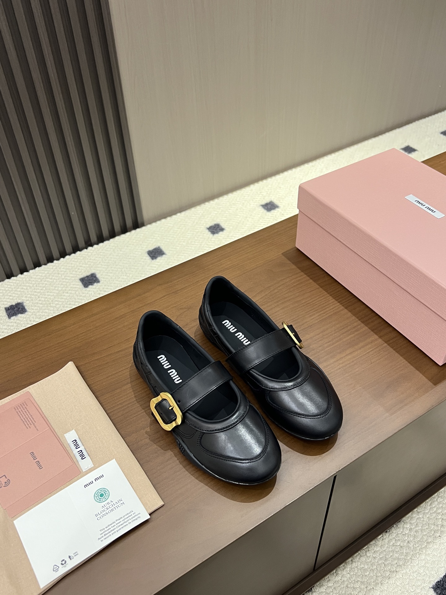 NO:871025,MiuMiu. Miu Miu's new 2026 summer retro gold buckle Mary Jane casual shoes combine the retro Mary Jane version with the moral casual sole, breaking the stereotype of traditional single shoes. The one-line strap on the upper is matched with an old metal square buckle, the classic brand logo is hidden inside, and the rounded toe box modifies the foot shape. It combines the elegance of French girls with a casual and sporty feel. It is an iconic item of Miu Miu style.  Select fine first-layer cowhide, the white model has an old-fashioned texture with the old coloring process, the brown/black model has a glossy oil-waxed leather that is soft and waxy with texture; the lining is all sheepskin, skin-friendly and breathable, thickened anti-slip rubber flat sole, the sole has brand embossing, soft sole is light, and will not tire your feet after walking for a long time. Color White Black Caramel Brown Size35-40 (41 custom-made) Factory ready supply, single shoes, miumiu, mary  jane,cowhide,sheepskin19860909MiuMiu.缪缪2026夏新款复古金扣玛丽珍休闲鞋 融合复古玛丽珍版型与德训休闲鞋底,打破传统单鞋刻板印象.鞋面一字袢带搭配做旧金属方扣,经典品牌标识暗藏内里,圆润鞋头修饰脚型,兼顾法式少女优雅与休闲运动感,是缪系穿搭标志性单品. 甄选细腻头层牛皮,白款做旧擦色工艺自带复古做旧肌理,棕/黑款亮面油蜡皮软糯有质感；内里全羊皮亲肤透气,加厚防滑生胶平底,鞋底带有品牌压纹,软底轻便,久走不累脚. 颜色白色 黑色焦糖棕色 Size35-40（41定做）  工厂现货供应,单鞋,miumiu,mary jane,cowhide,sheepskin,Women's Shoes