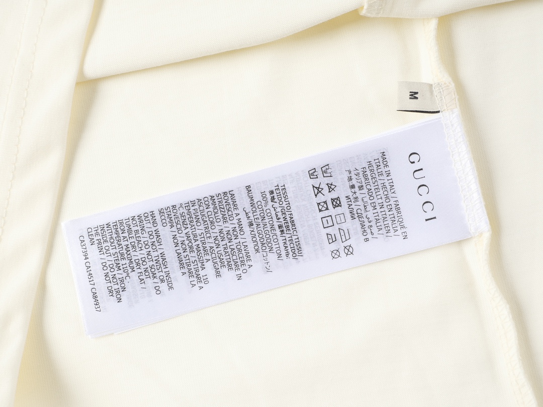💰88
Gucci古驰男女情侣同款短袖半袖t恤
面料采用260克顶级高密度纯棉面料！双纱加厚重磅面料！手感厚实！质感无敌！
情侣宽松oversize版型！