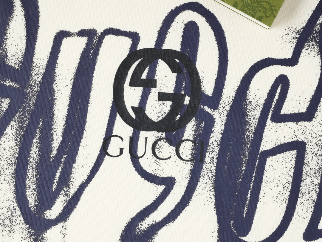 💰88
Gucci古驰男女情侣同款短袖半袖t恤
面料采用260克顶级高密度纯棉面料！双纱加厚重磅面料！手感厚实！质感无敌！
情侣宽松oversize版型！