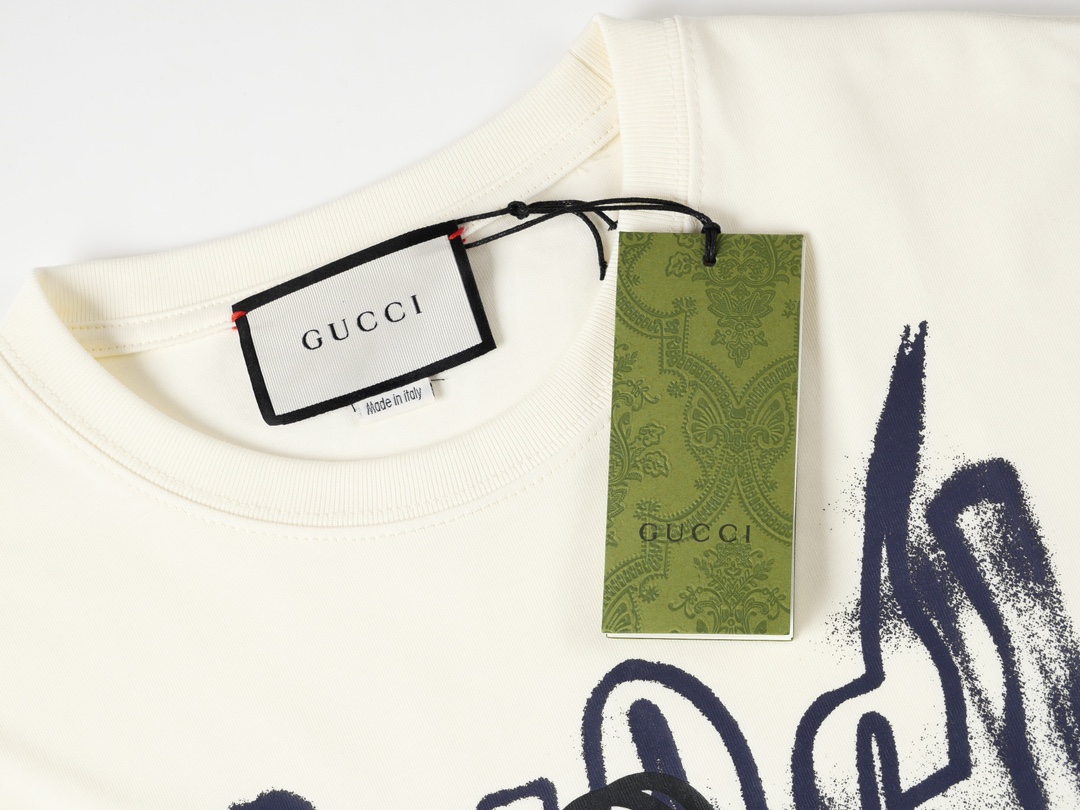💰88
Gucci古驰男女情侣同款短袖半袖t恤
面料采用260克顶级高密度纯棉面料！双纱加厚重磅面料！手感厚实！质感无敌！
情侣宽松oversize版型！