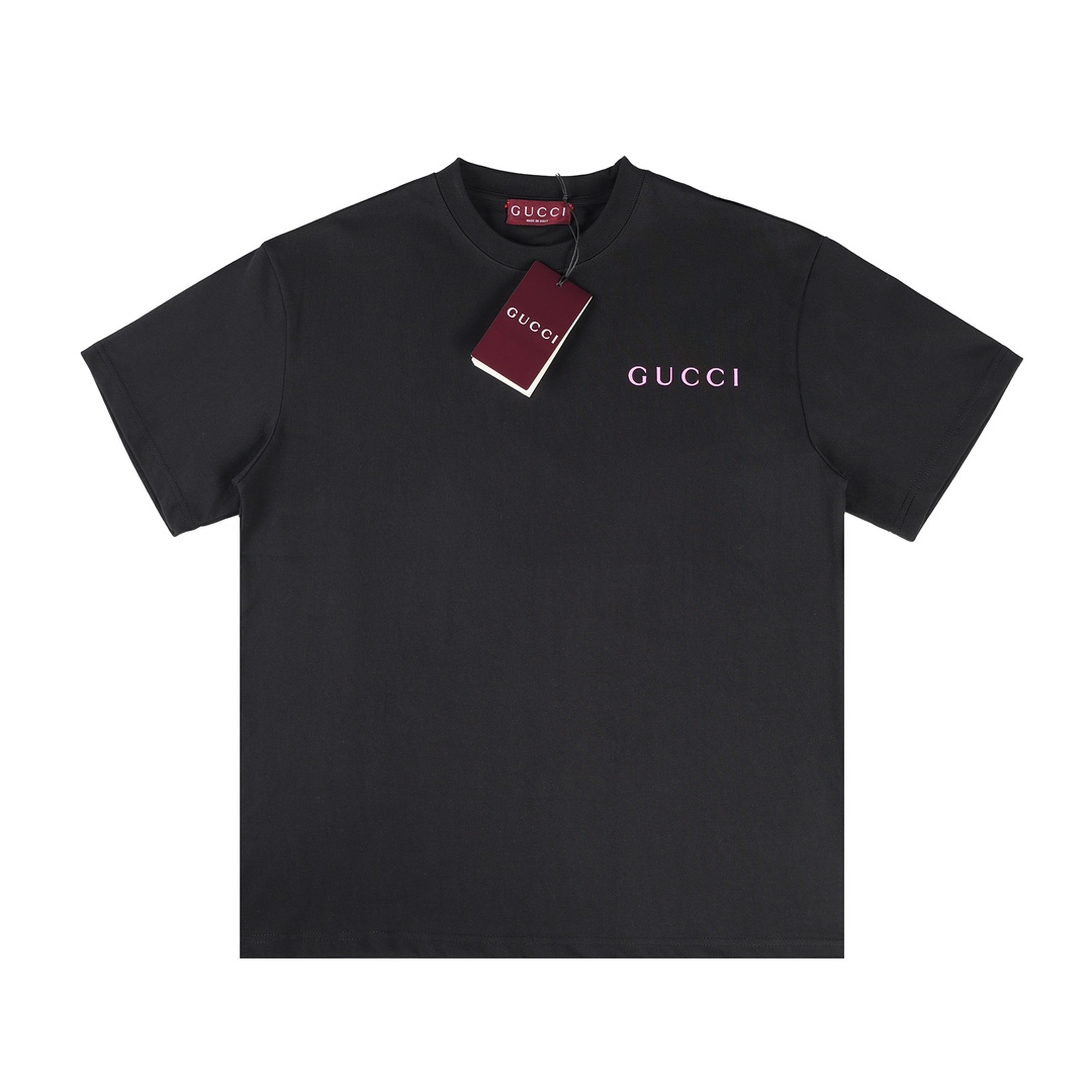 Gucci小logo字母前印花短袖 面料- 采用320克双股精梳棉面料.索罗纳螺纹订织订染国标一级面料 工艺：采用美国上市公司（康郦）印花机器全球纺织品数码印花市场领导者。美国进口杜邦（DuPont）水墨染料具有出色的遮盖性，耐撕扯搓洗，…