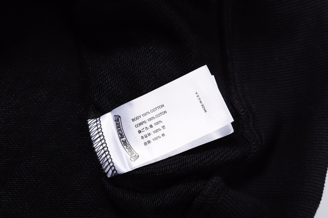 Y54—P93
克罗心连帽卫衣拉链外套男女同款。釆用420克毛圈纯棉面料。定制五金拉链。黑白S-XL
