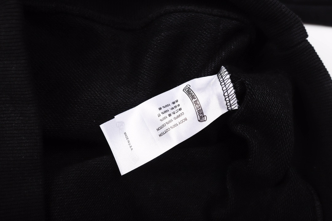 Y50—P103
克罗心连帽卫衣拉链外套男女同款。釆用420克毛圈纯棉面料。定制五金拉链。黑白S-XL