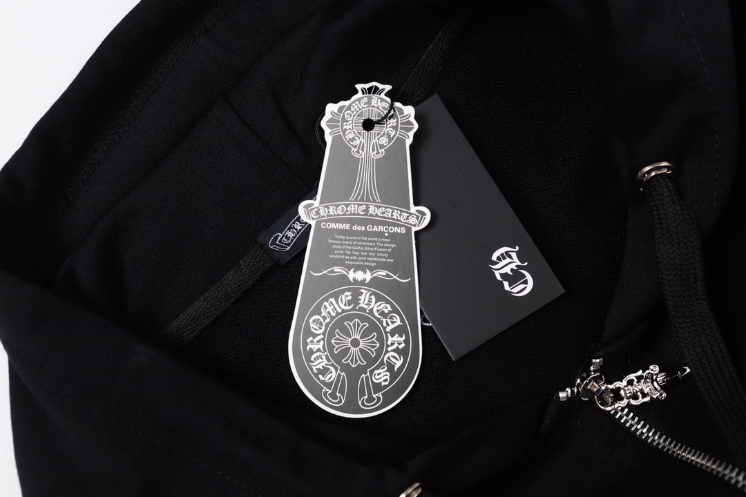 Y34—P103
克罗心连帽卫衣拉链外套男女同款。釆用420克毛圈纯棉面料。定制五金拉链。黑白S-XL