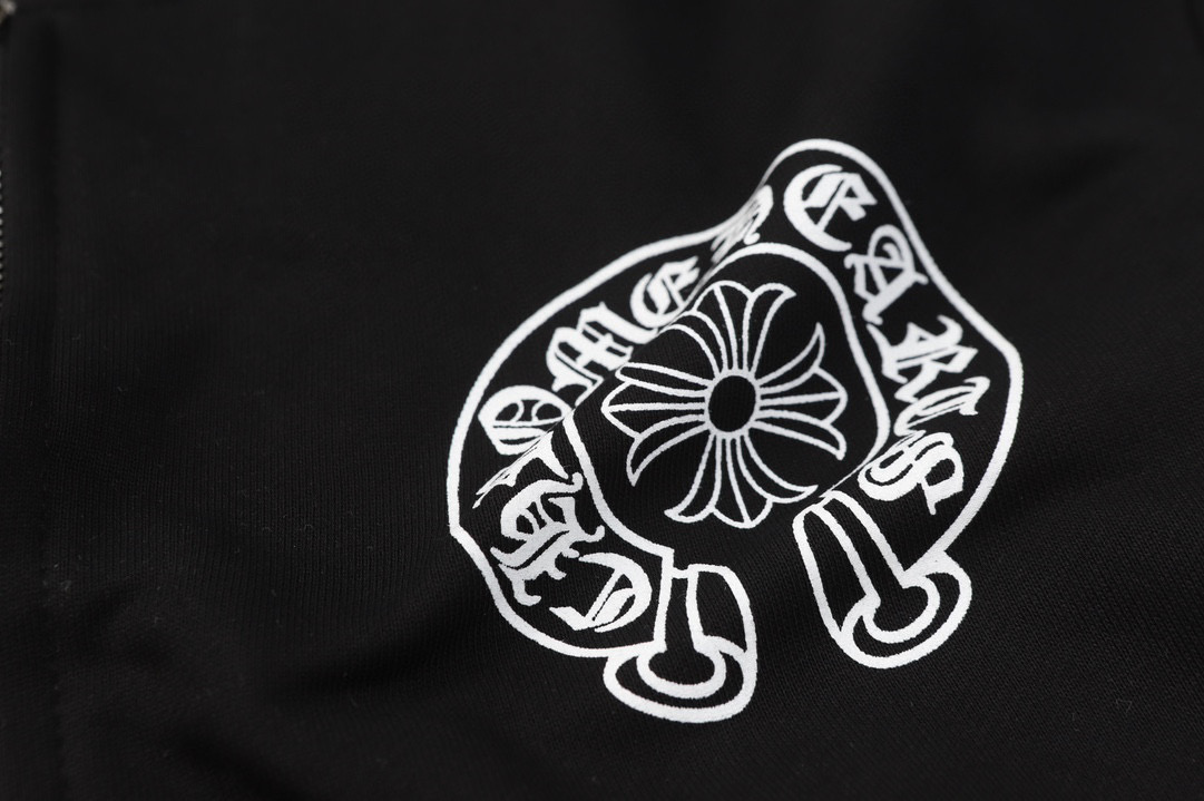 Y47—P103
克罗心连帽卫衣拉链外套男女同款。釆用420克毛圈纯棉面料。定制五金拉链。黑白S-XL