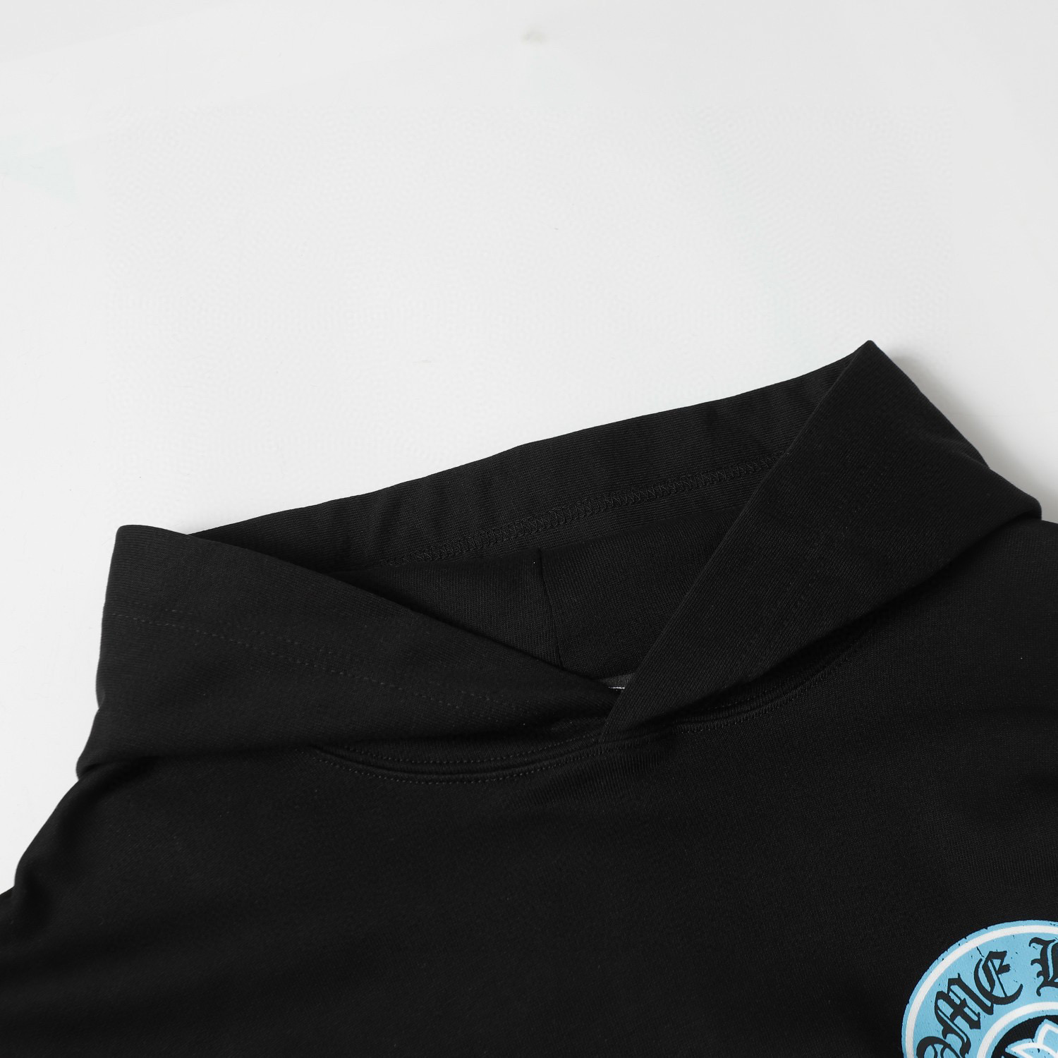 Y51—P93
克罗心连帽卫衣拉链外套男女同款。釆用420克毛圈纯棉面料。定制五金拉链。黑白S-XL