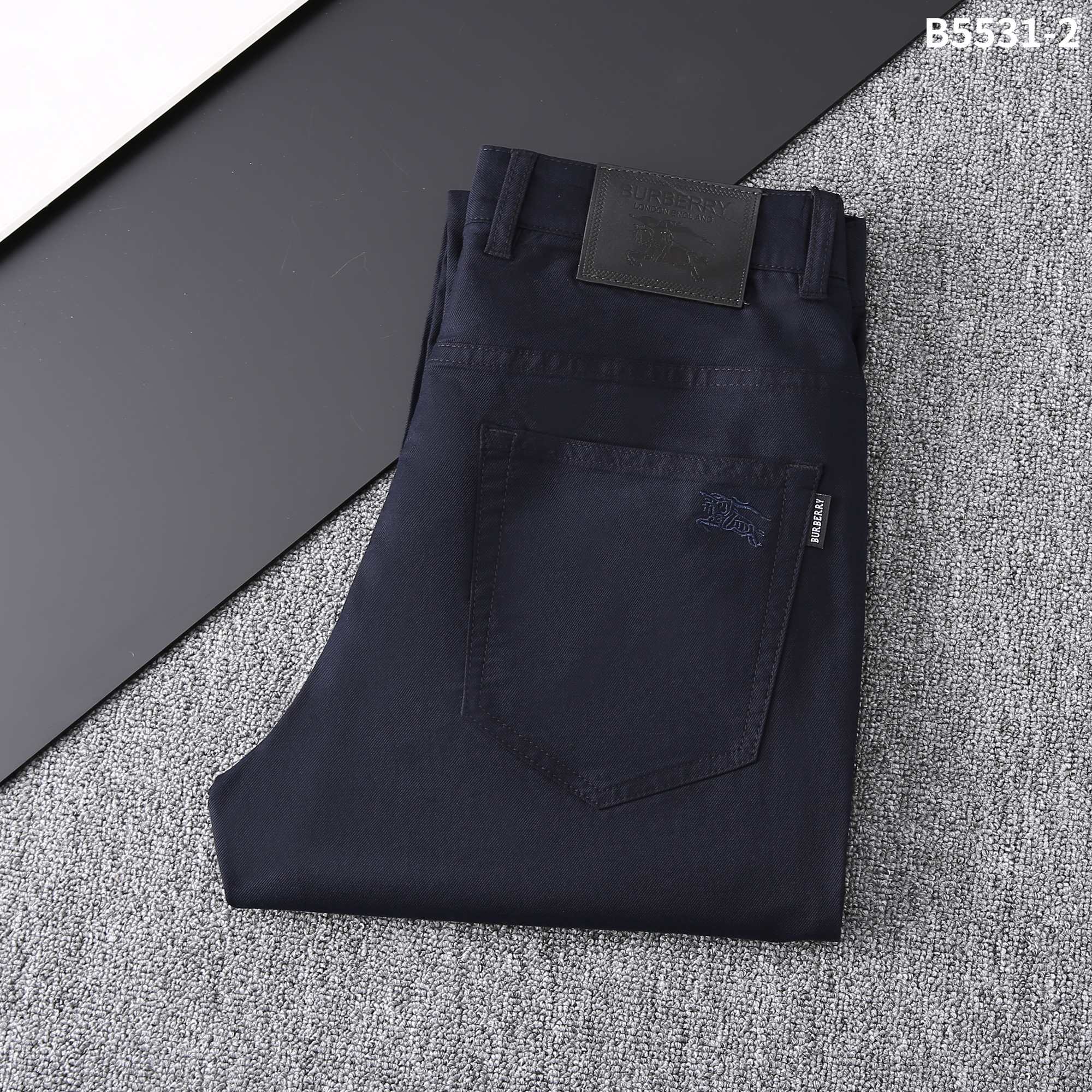 NO:128281,25 Spring/Summer/New casual pants, model number B5531-2 Size 29-42, easy to wear, not picky about body shape, overall comfort is the main focus, the size of the trouser legs is just right, making it look slimming and straight, easily wearing long legs all over the screen, and the lengthening proportions and aura is fully opened!  ,alexander wang1986090925春夏/新款休闲裤 款号B5531-2 尺码29一42 好穿不挑身材,整体以舒适为主,裤腿大小做的恰到好处,显瘦显腿直,轻松穿出满屏的大长腿,拉长比例气场全开！,,alexander wang,Men's clothing
