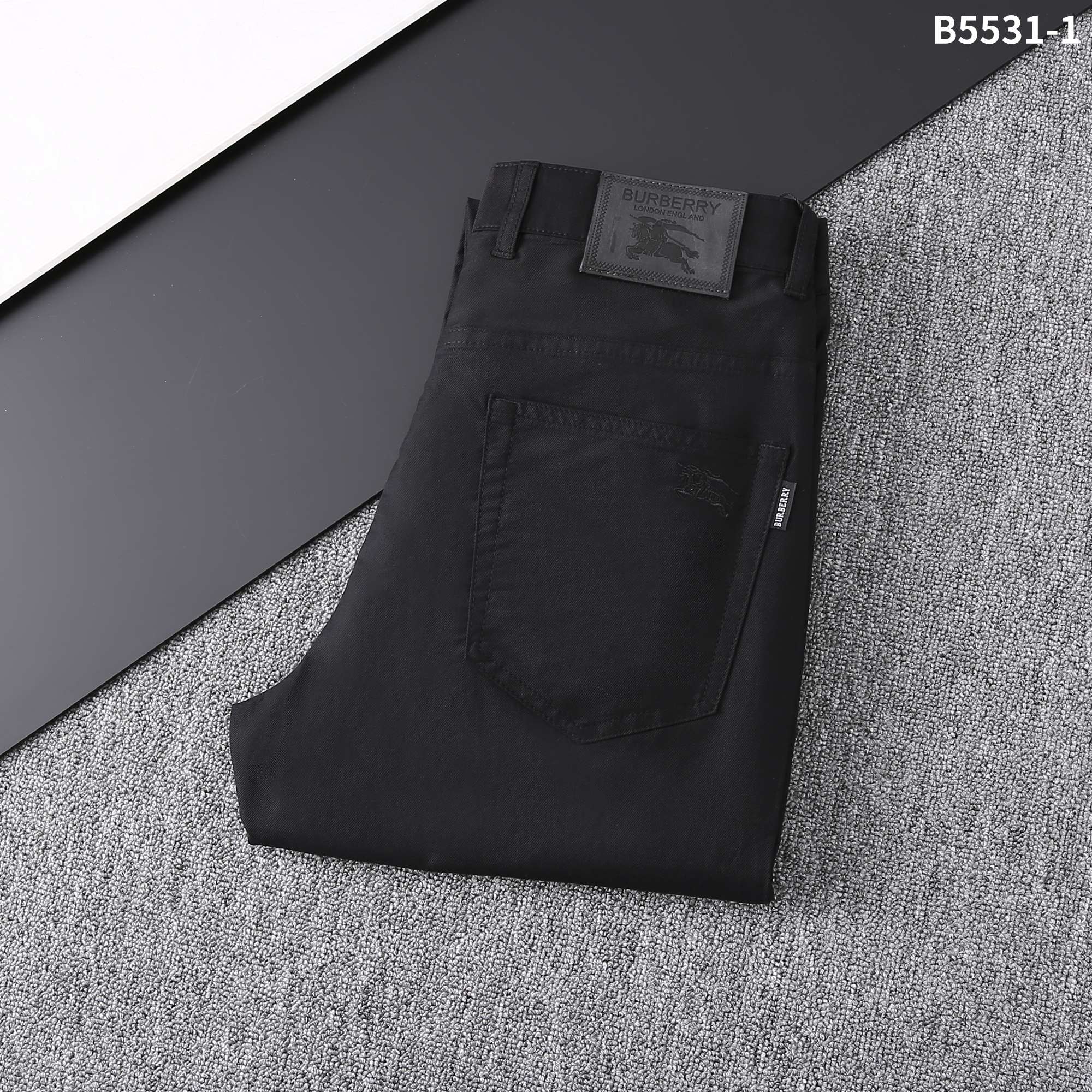 NO:128278,25 Spring/Summer/New casual pants, model number B5531-1 Size 29-42, easy to wear, not picky about body shape, overall comfort is the main focus, the size of the trouser legs is just right, making it look slimming and straight, easily wearing long legs all over the screen, and the aura is fully opened with a lengthening proportion!  ,alexander wang1986090925春夏/新款休闲裤 款号B5531-1 尺码29一42 好穿不挑身材,整体以舒适为主,裤腿大小做的恰到好处,显瘦显腿直,轻松穿出满屏的大长腿,拉长比例气场全开！,,alexander wang,Men's clothing