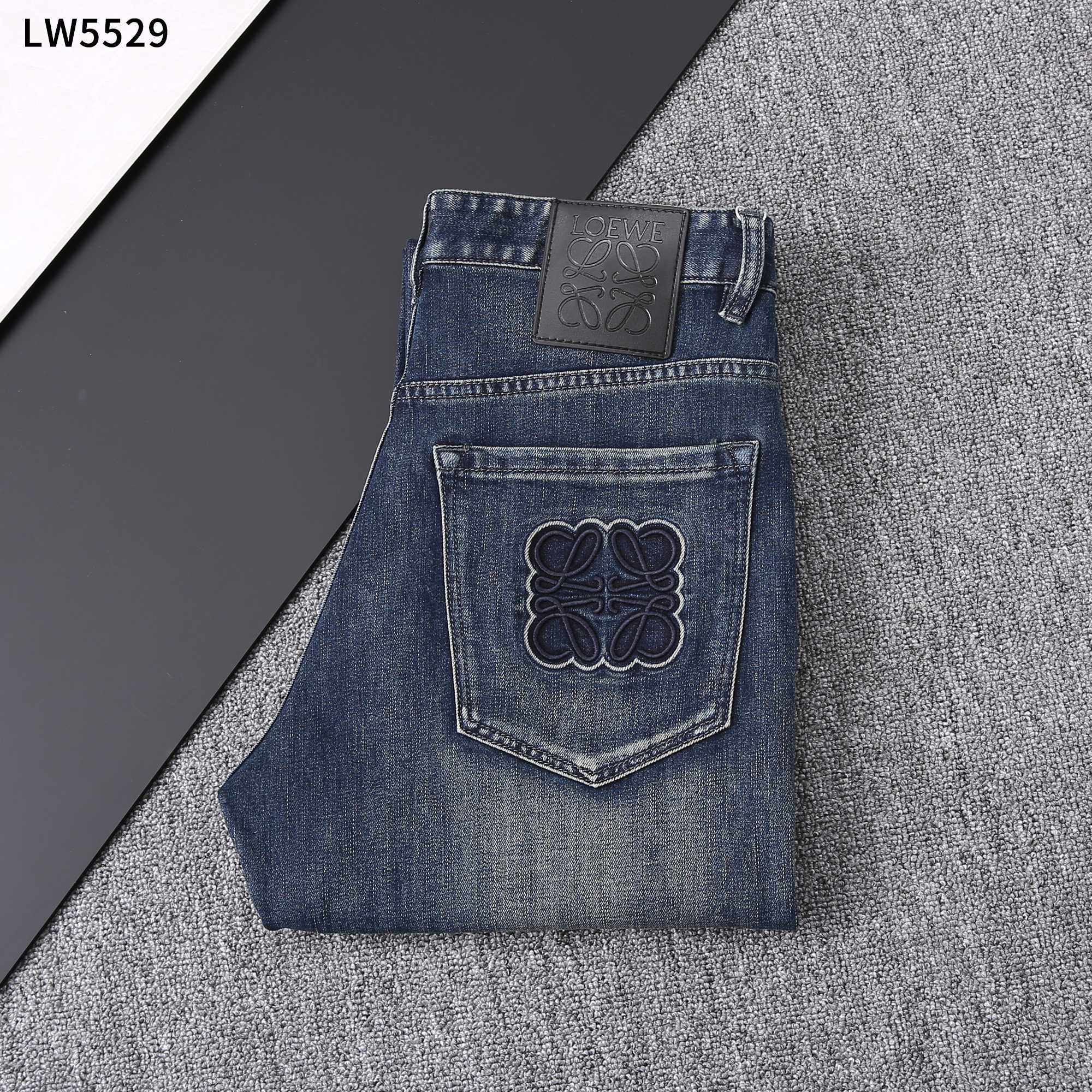 NO:128276,25 Spring/Summer/New Jeans, Model Number LW5529 Size 29-42, It’s easy to wear and not pick on the figure, the overall size is mainly comfortable, the trouser legs are just right, making them look slimmer and straight, and easily wear them all over the screen, and the lengthening and proportional aura is fully opened!  , jeans,alexander wang1986090925春夏/新款牛仔裤 款号LW5529 尺码29一42 好穿不挑身材,整体以舒适为主,裤腿大小做的恰到好处,显瘦显腿直,轻松穿出满屏的大长腿,拉长比例气场全开！,,jeans,alexander wang,Men's clothing