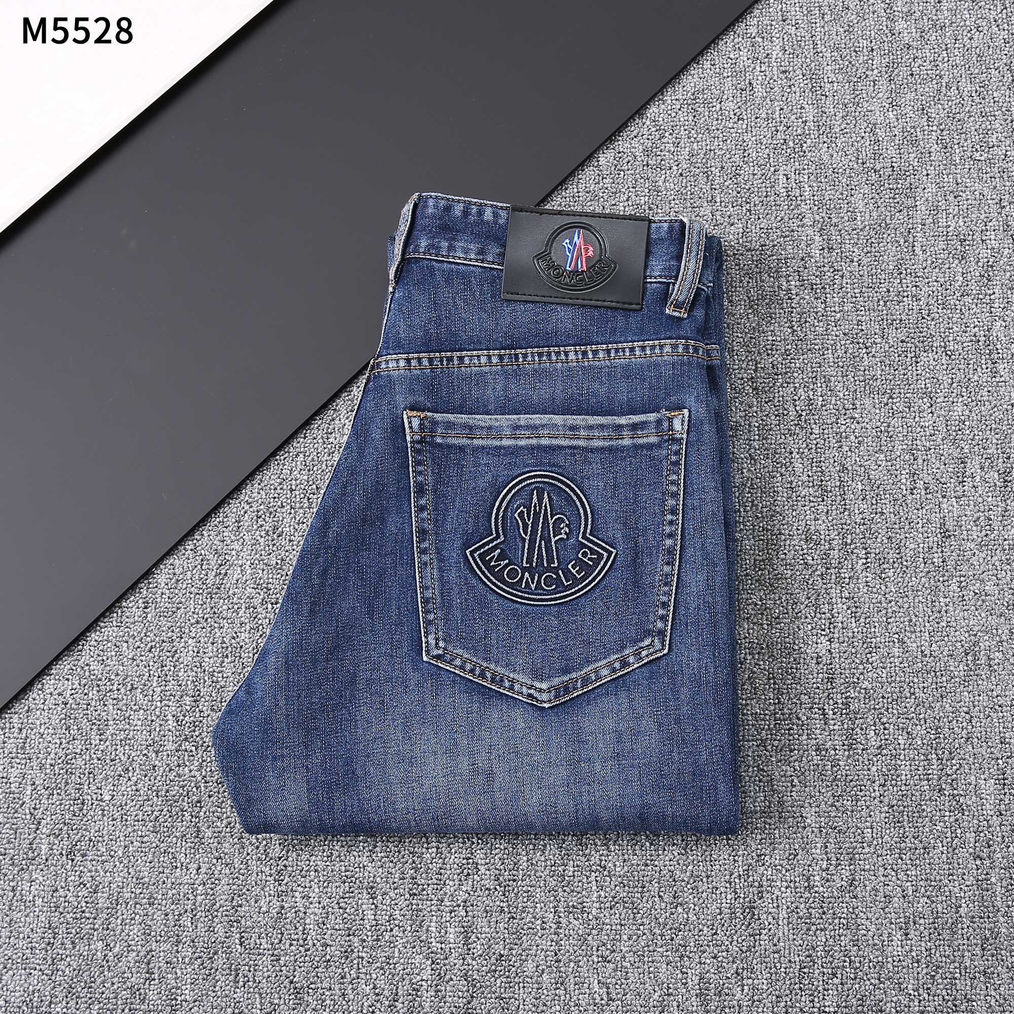 NO:128273,25 Spring/Summer/New Jeans Model Number M5528 Size 29-42 It is easy to wear and not picky about the figure. The overall size is mainly comfortable. The trouser legs are just right, making them look slimmer and straight, and easily wear them all over the screen, and the lengthening and proportional aura is fully opened!  , jeans,alexander wang1986090925春夏/新款牛仔裤 款号M5528 尺码29一42 好穿不挑身材,整体以舒适为主,裤腿大小做的恰到好处,显瘦显腿直,轻松穿出满屏的大长腿,拉长比例气场全开！,,jeans,alexander wang,Men's clothing